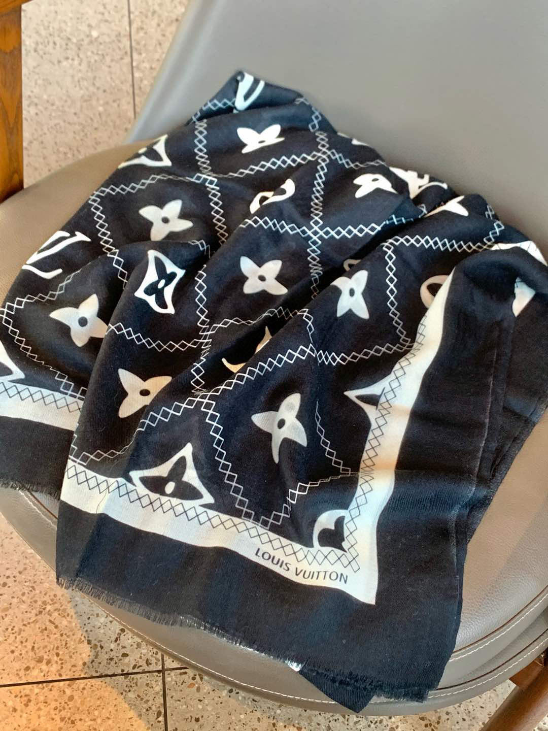   上新真心赞‼️【LV】薄羊绒长巾本款 羊绒长巾专柜同步‼️喷墨工艺呈现鲜活色彩。品质超级好‼️重磅巨