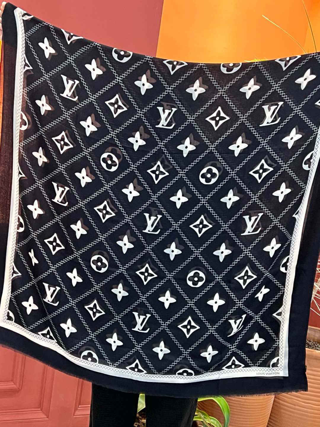   上新真心赞‼️【LV】薄羊绒长巾本款 羊绒长巾专柜同步‼️喷墨工艺呈现鲜活色彩。品质超级好‼️重磅巨