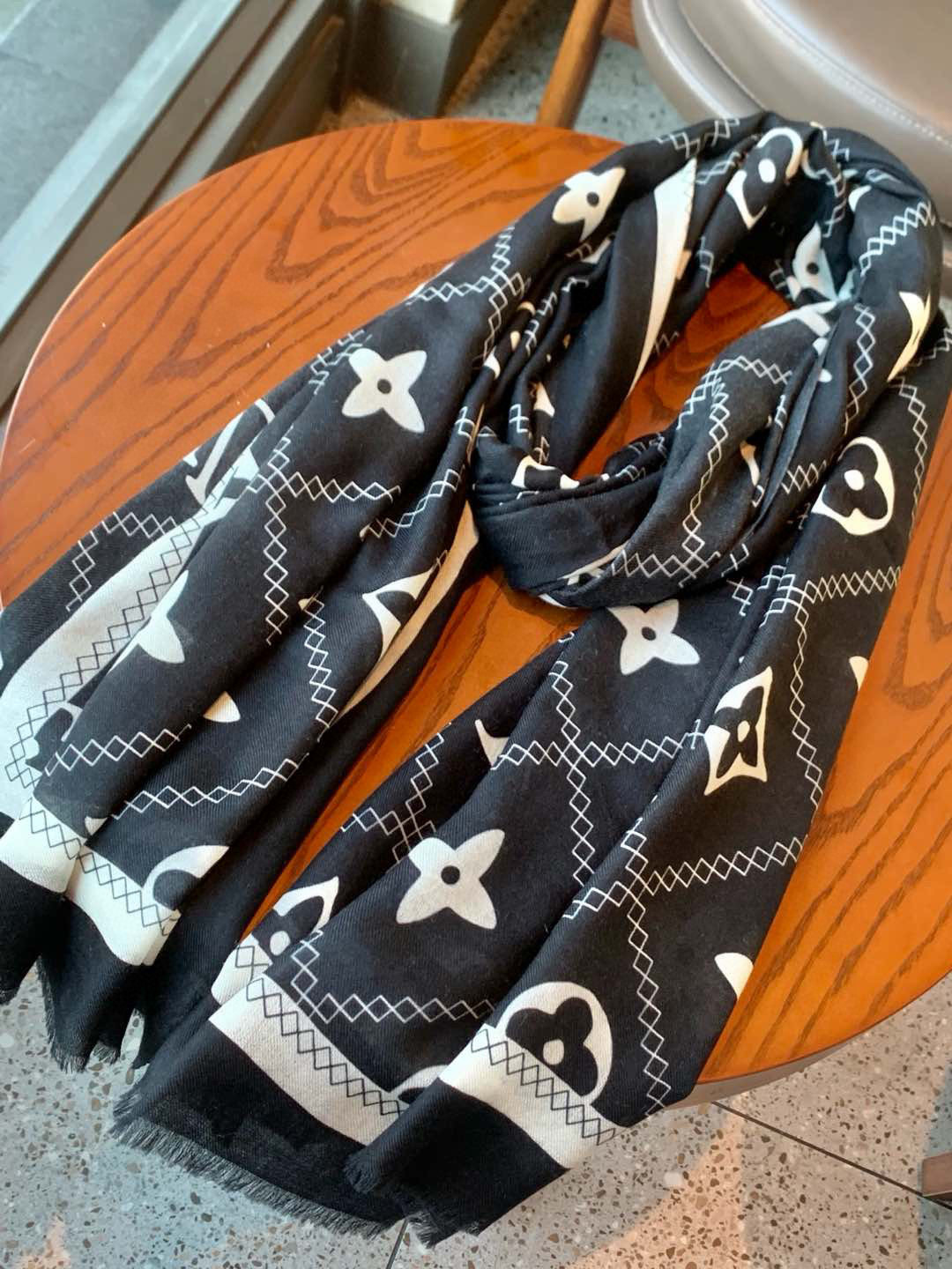   上新真心赞‼️【LV】薄羊绒长巾本款 羊绒长巾专柜同步‼️喷墨工艺呈现鲜活色彩。品质超级好‼️重磅巨