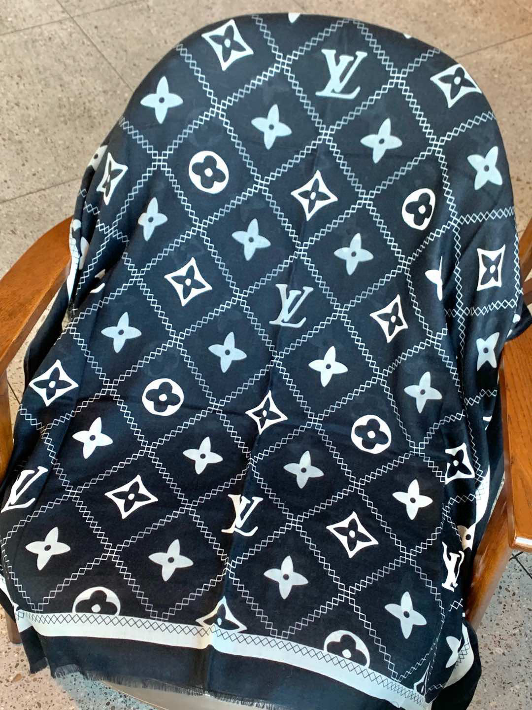   上新真心赞‼️【LV】薄羊绒长巾本款 羊绒长巾专柜同步‼️喷墨工艺呈现鲜活色彩。品质超级好‼️重磅巨