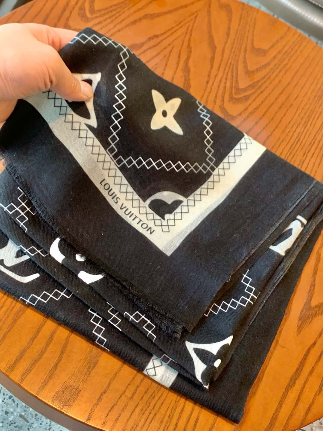   上新真心赞‼️【LV】薄羊绒长巾本款 羊绒长巾专柜同步‼️喷墨工艺呈现鲜活色彩。品质超级好‼️重磅巨