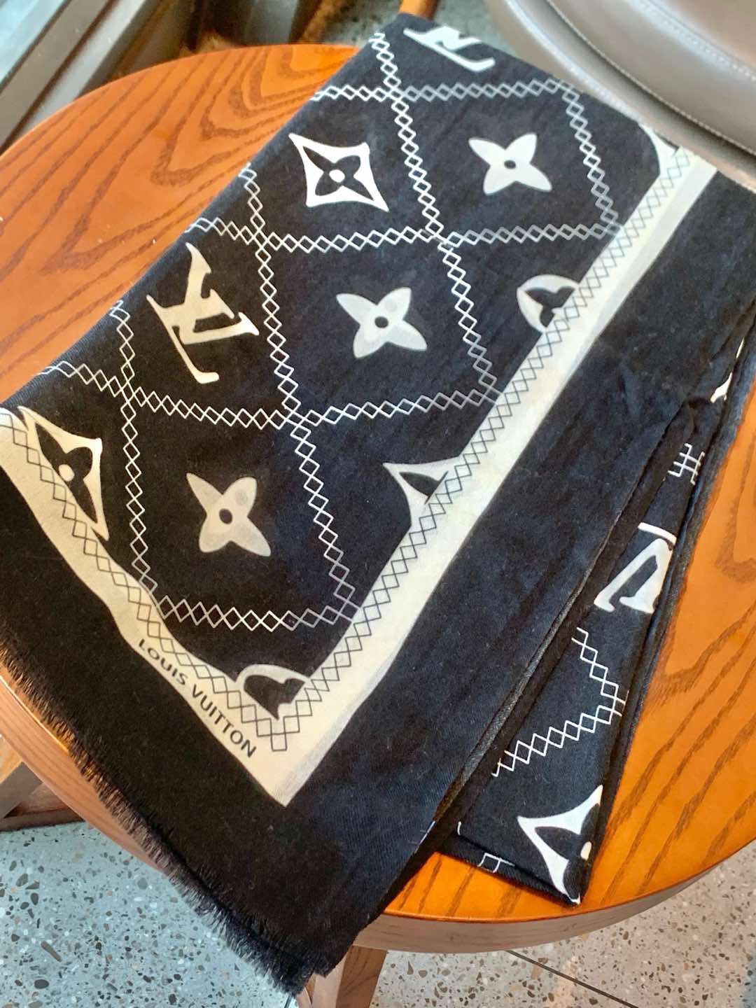   上新真心赞‼️【LV】薄羊绒长巾本款 羊绒长巾专柜同步‼️喷墨工艺呈现鲜活色彩。品质超级好‼️重磅巨