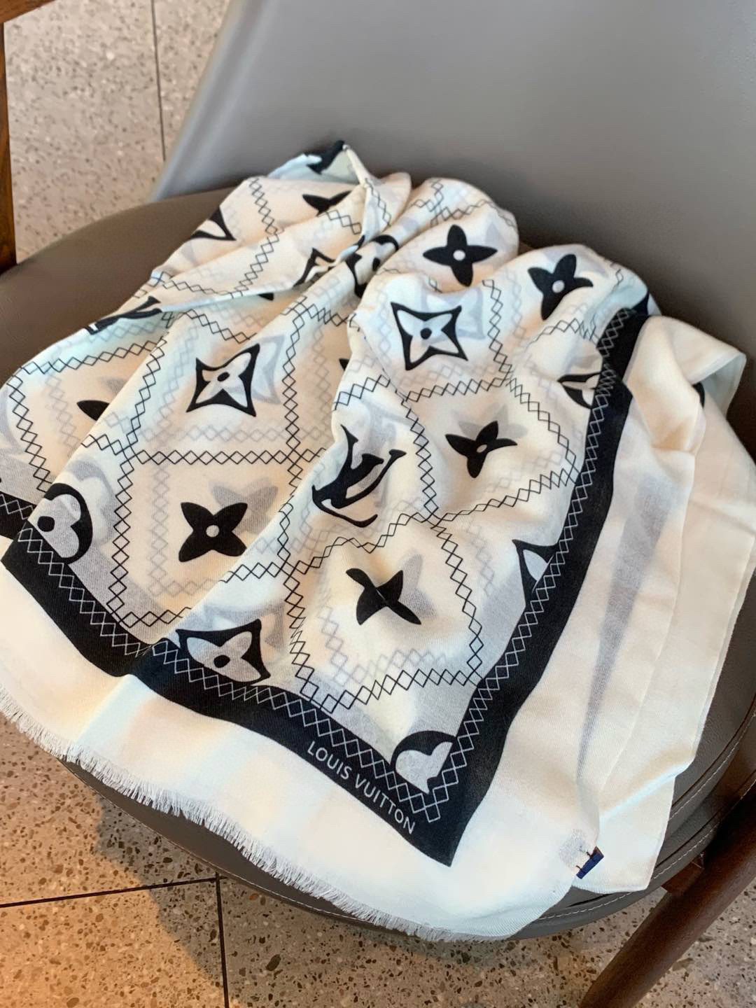   上新真心赞‼️【LV】薄羊绒长巾本款 羊绒长巾专柜同步‼️喷墨工艺呈现鲜活色彩。品质超级好‼️重磅巨