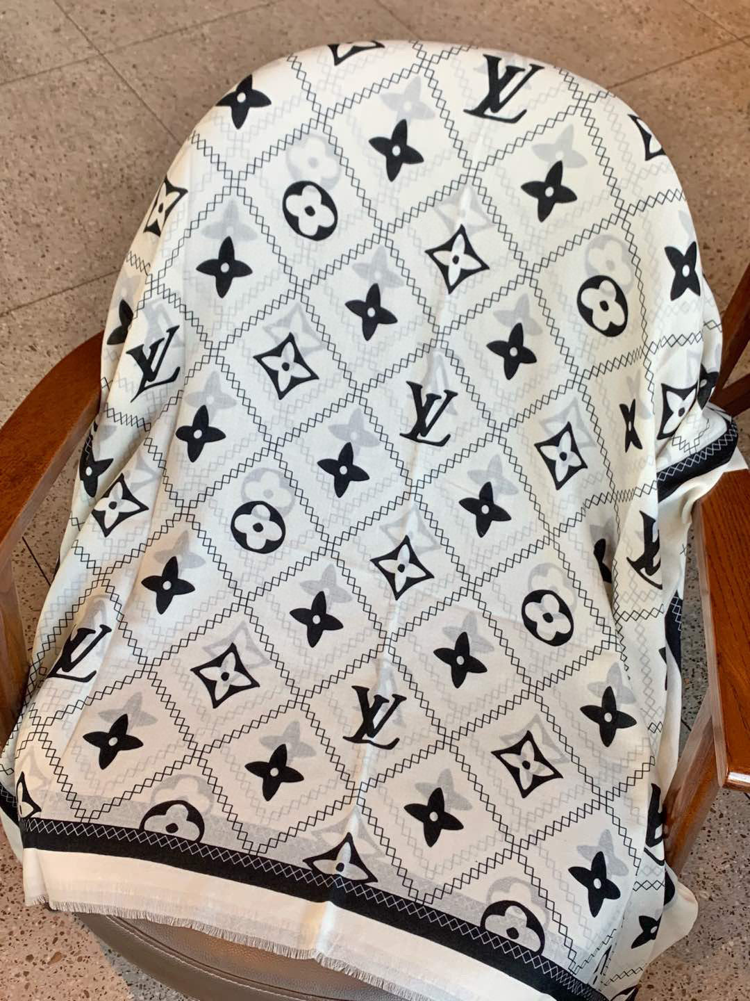   上新真心赞‼️【LV】薄羊绒长巾本款 羊绒长巾专柜同步‼️喷墨工艺呈现鲜活色彩。品质超级好‼️重磅巨