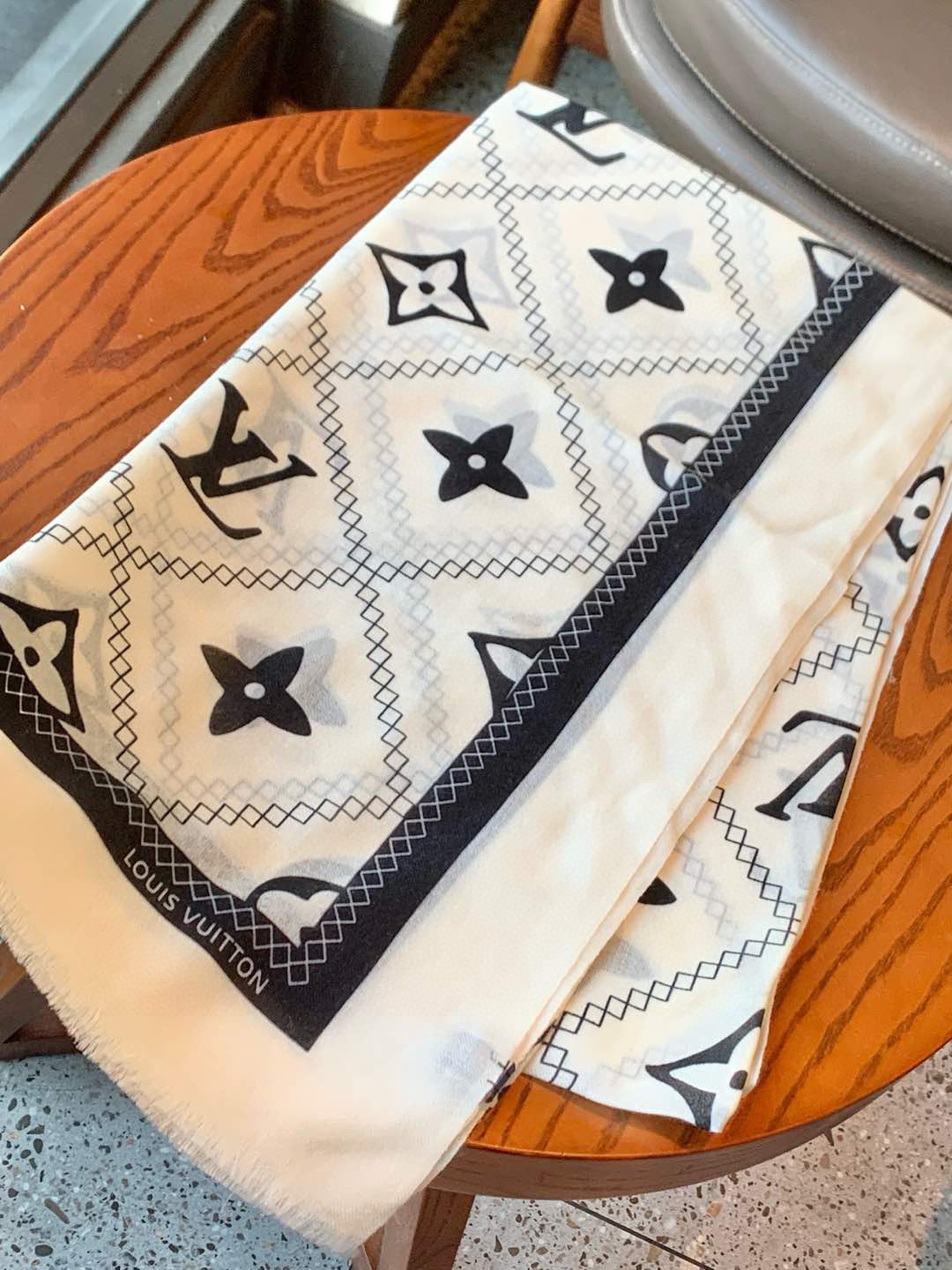   上新真心赞‼️【LV】薄羊绒长巾本款 羊绒长巾专柜同步‼️喷墨工艺呈现鲜活色彩。品质超级好‼️重磅巨