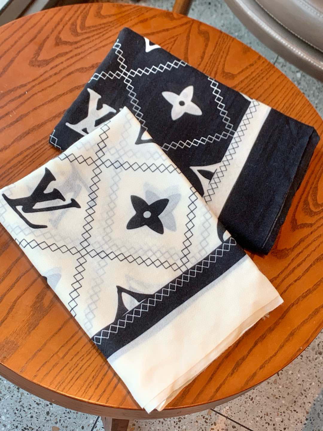   上新真心赞‼️【LV】薄羊绒长巾本款 羊绒长巾专柜同步‼️喷墨工艺呈现鲜活色彩。品质超级好‼️重磅巨