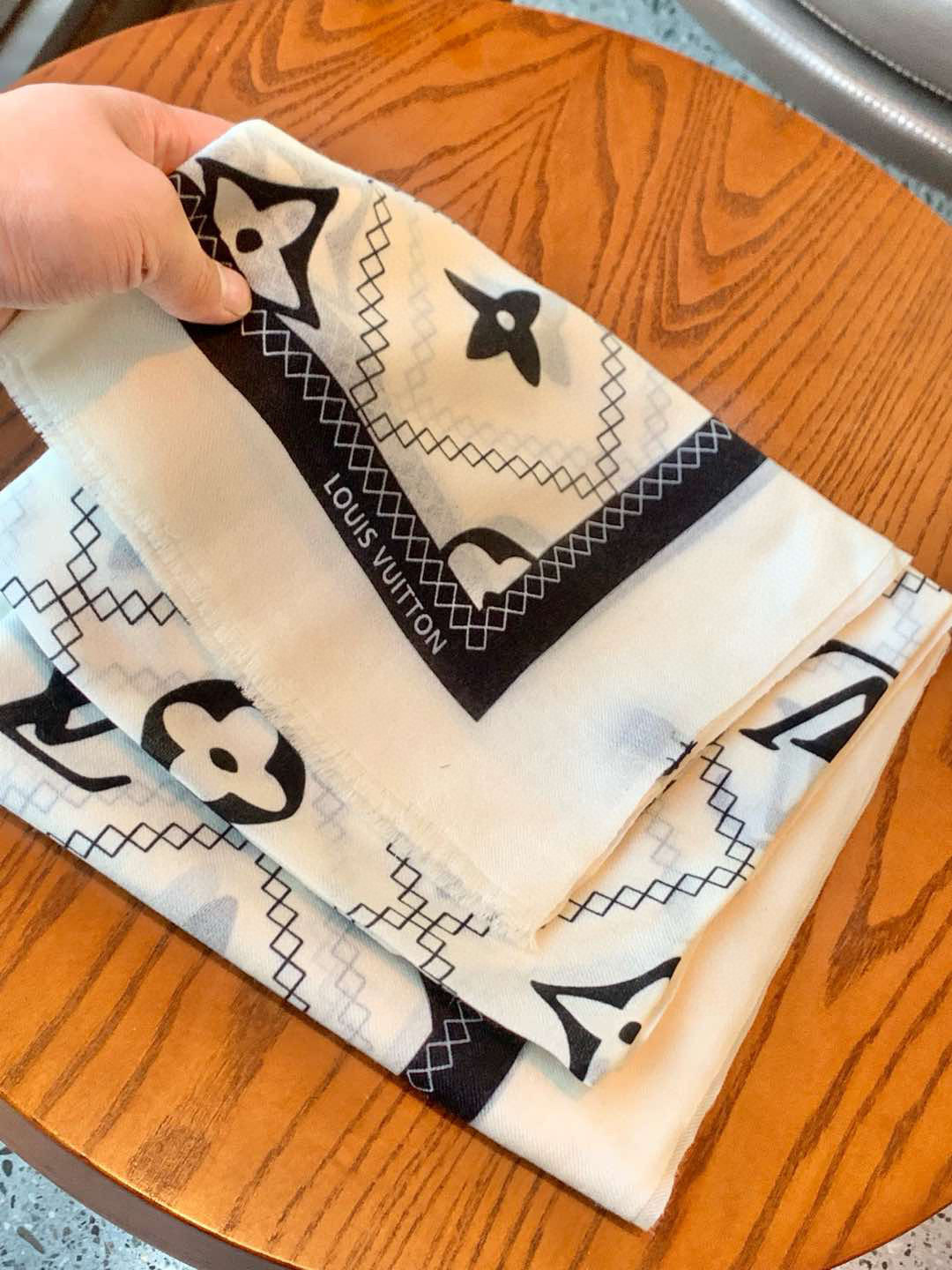   上新真心赞‼️【LV】薄羊绒长巾本款 羊绒长巾专柜同步‼️喷墨工艺呈现鲜活色彩。品质超级好‼️重磅巨
