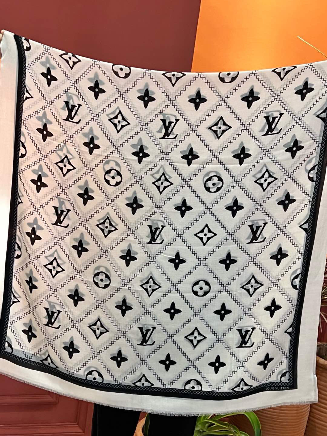   上新真心赞‼️【LV】薄羊绒长巾本款 羊绒长巾专柜同步‼️喷墨工艺呈现鲜活色彩。品质超级好‼️重磅巨