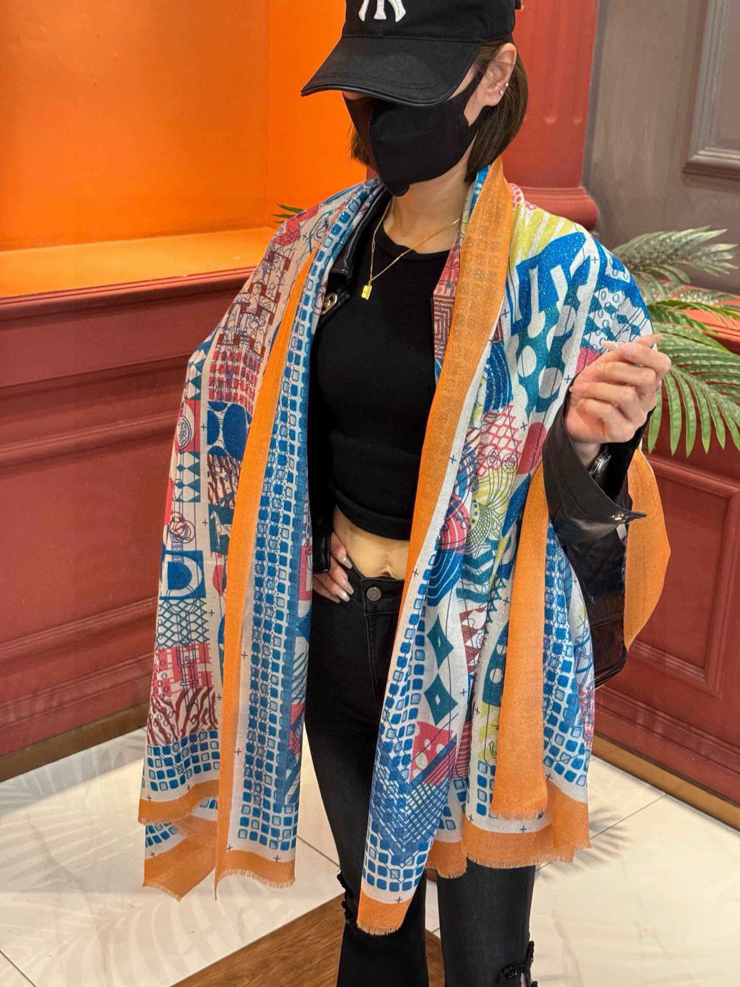   会发光发亮的围巾 爱马仕 专柜同步 买了都说好看羊绒印花‼️推荐💕顶级工艺超值‼️爱马仕专柜爆款🎁🎁