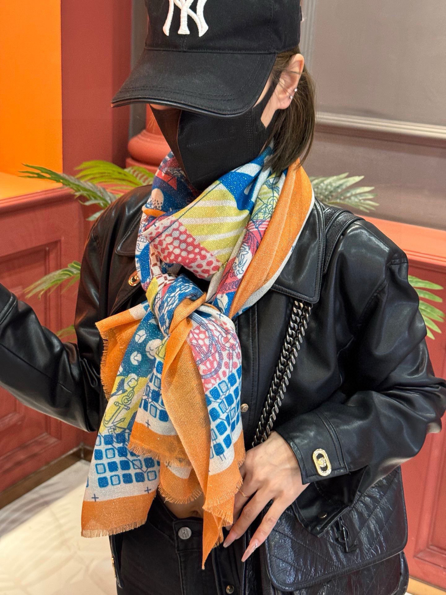   会发光发亮的围巾 爱马仕 专柜同步 买了都说好看羊绒印花‼️推荐💕顶级工艺超值‼️爱马仕专柜爆款🎁🎁