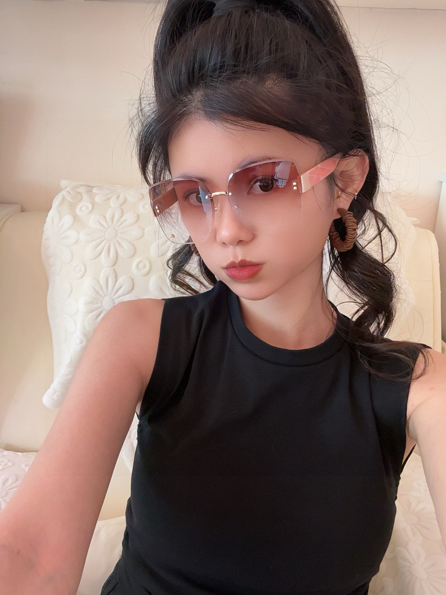 NO:369665,LV large frame sunglasses sunglasses classic square frame design, not picky about face shape, it looks very elegant whether it is matched with a coat or a dress, nylon lenses prevent UV rays. Model L1550 glasses sunglasses, glasses, louis vuitton, skirts19860909lv大框太阳镜墨镜经典的方框设计,不挑脸型,无论搭配大衣还是连衣裙都非常显气质尼龙镜片预防紫外线 型号L1550眼镜墨镜太阳镜,眼镜,louis vuitton,skirts,glasses