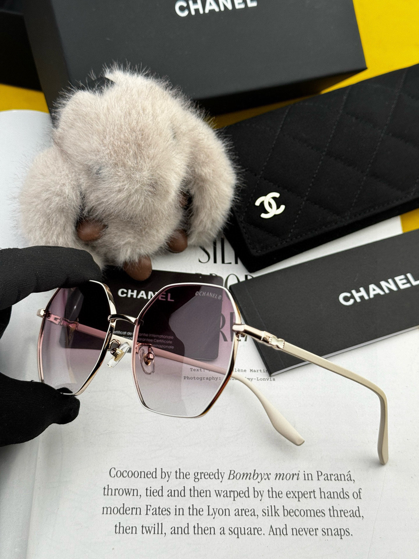    新品CHANEL 香奈儿太阳镜以独特魅力和前卫风格诠释春夏最新眼镜，质感超好佩带舒适 型号：CH3