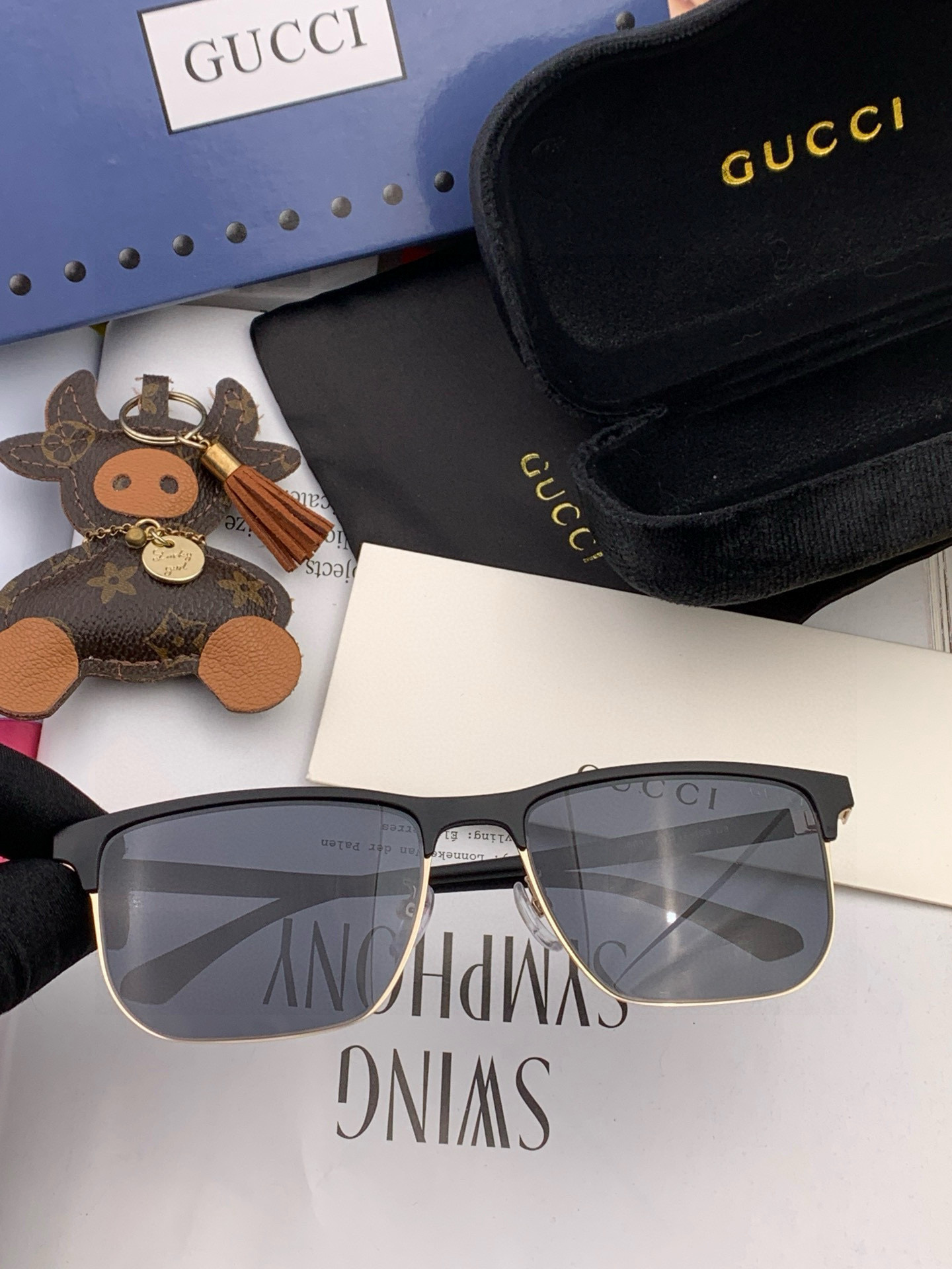   Gucci 。  高品质男女款墨镜   👍 进口宝丽来偏光镜片  。 开车钓鱼都可 。百搭显瘦墨镜韩