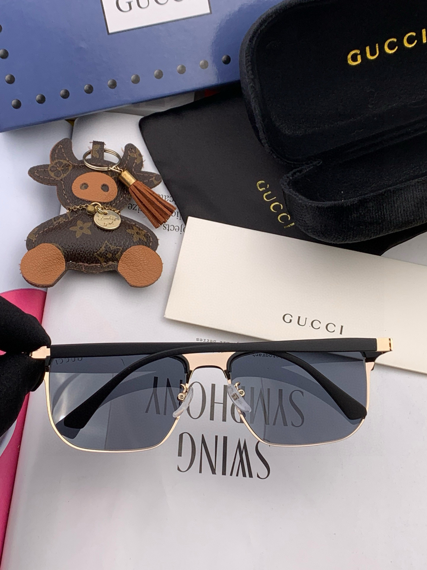   Gucci 。  高品质男女款墨镜   👍 进口宝丽来偏光镜片  。 开车钓鱼都可 。百搭显瘦墨镜韩