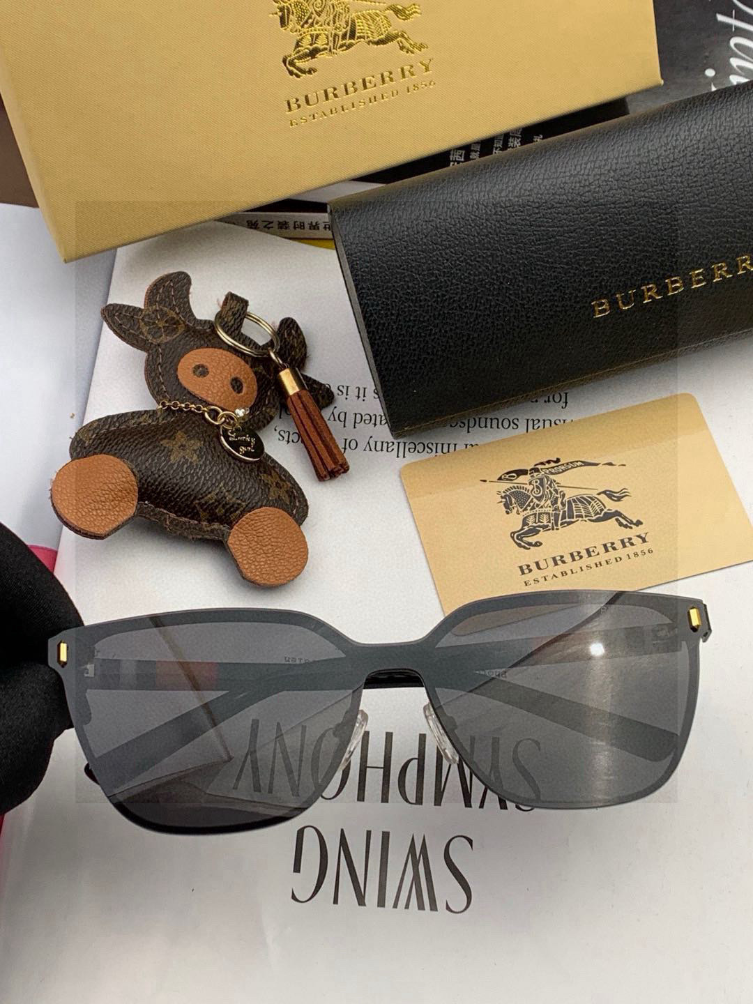   巴宝莉  新款连体驶驾镜墨镜出行必众备多明星同款 太阳镜 男女太士阳镜飞行  型号：B8809