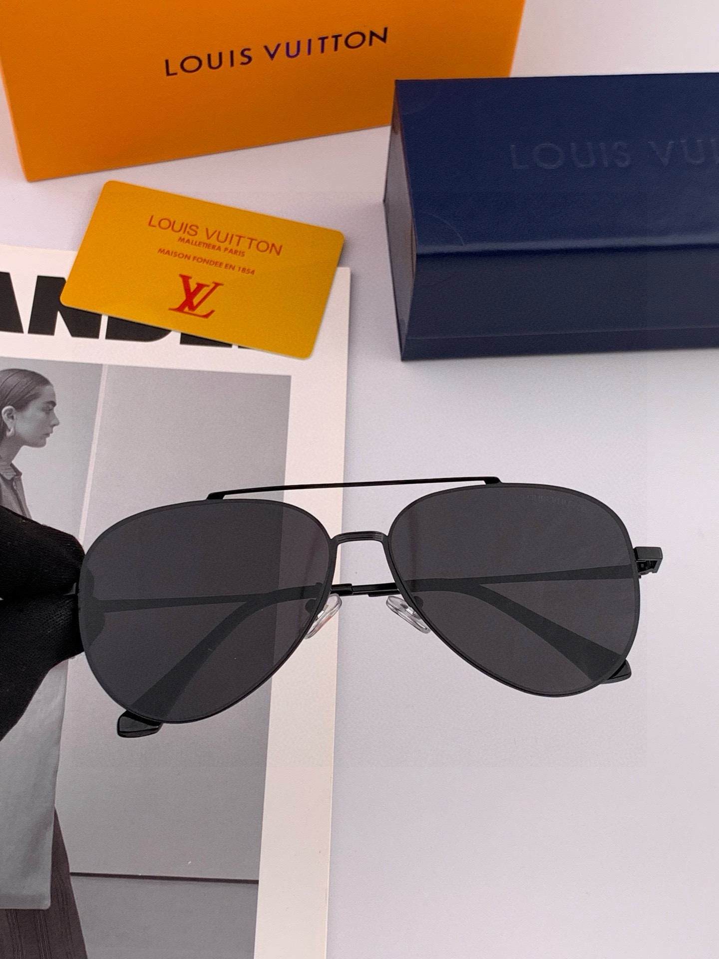       LV 男款炫彩飞行员偏光太阳镜 ❤️材质：高清尼龙加厚卡槽高清偏光镜片 🌹无边框镜架💕颜👍型