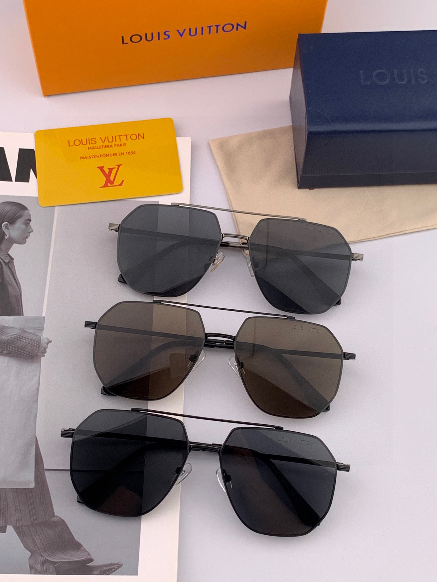       LV 男款炫彩飞行员偏光太阳镜 ❤️材质：高清尼龙加厚卡槽高清偏光镜片 🌹无边框镜架💕颜👍型