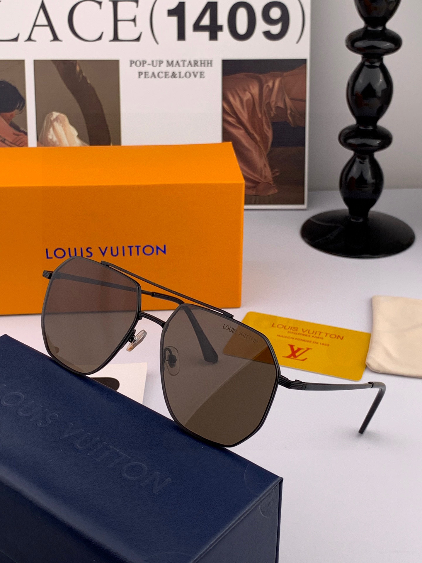       LV 男款炫彩飞行员偏光太阳镜 ❤️材质：高清尼龙加厚卡槽高清偏光镜片 🌹无边框镜架💕颜👍型