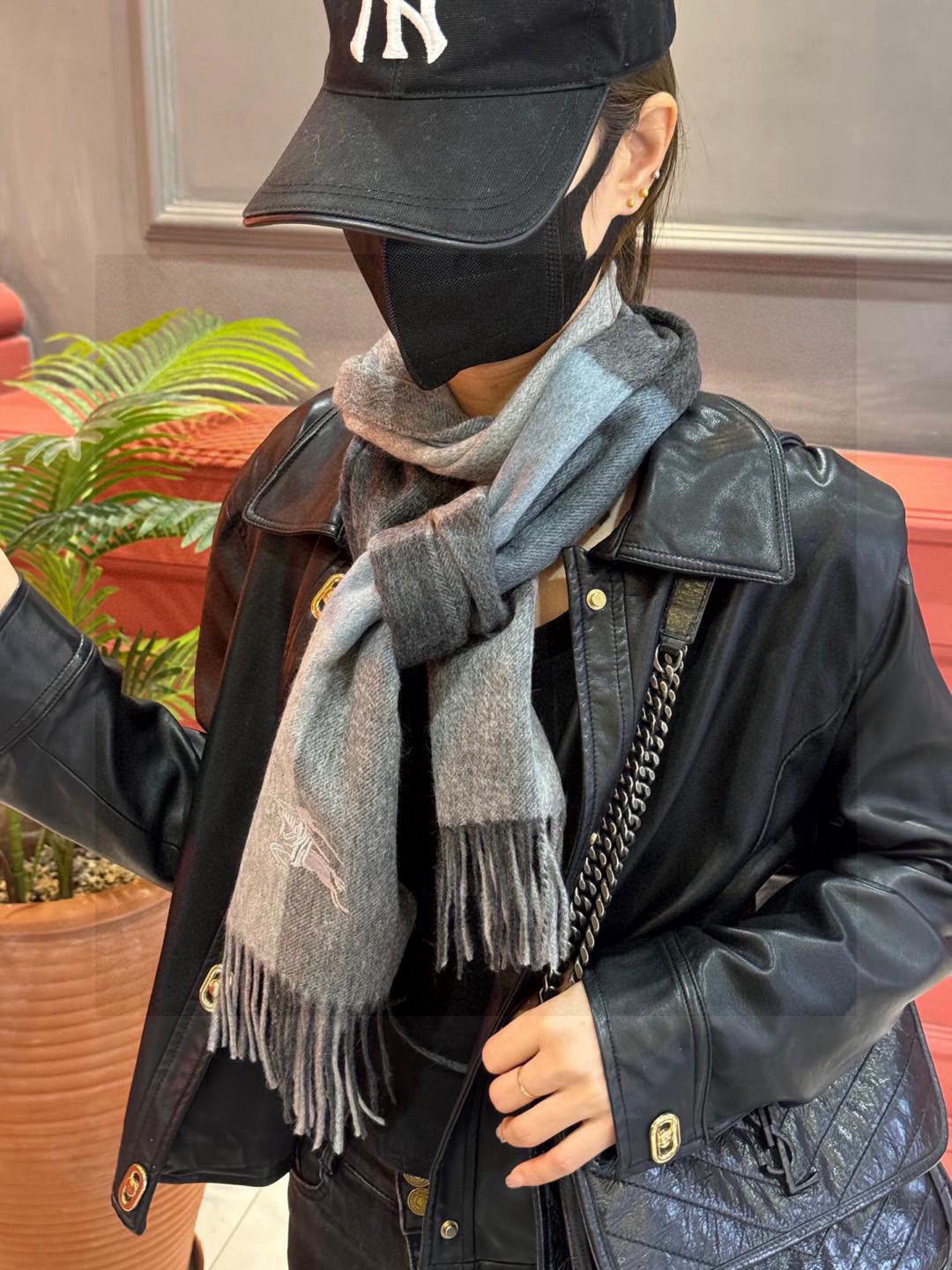   ✔️重磅推荐❗️巴宝莉 新品 ·情侣款 羊绒围巾❗️臻选上乘的山羊绒纤维，耗时耗力，再以清泉水浸泡涤