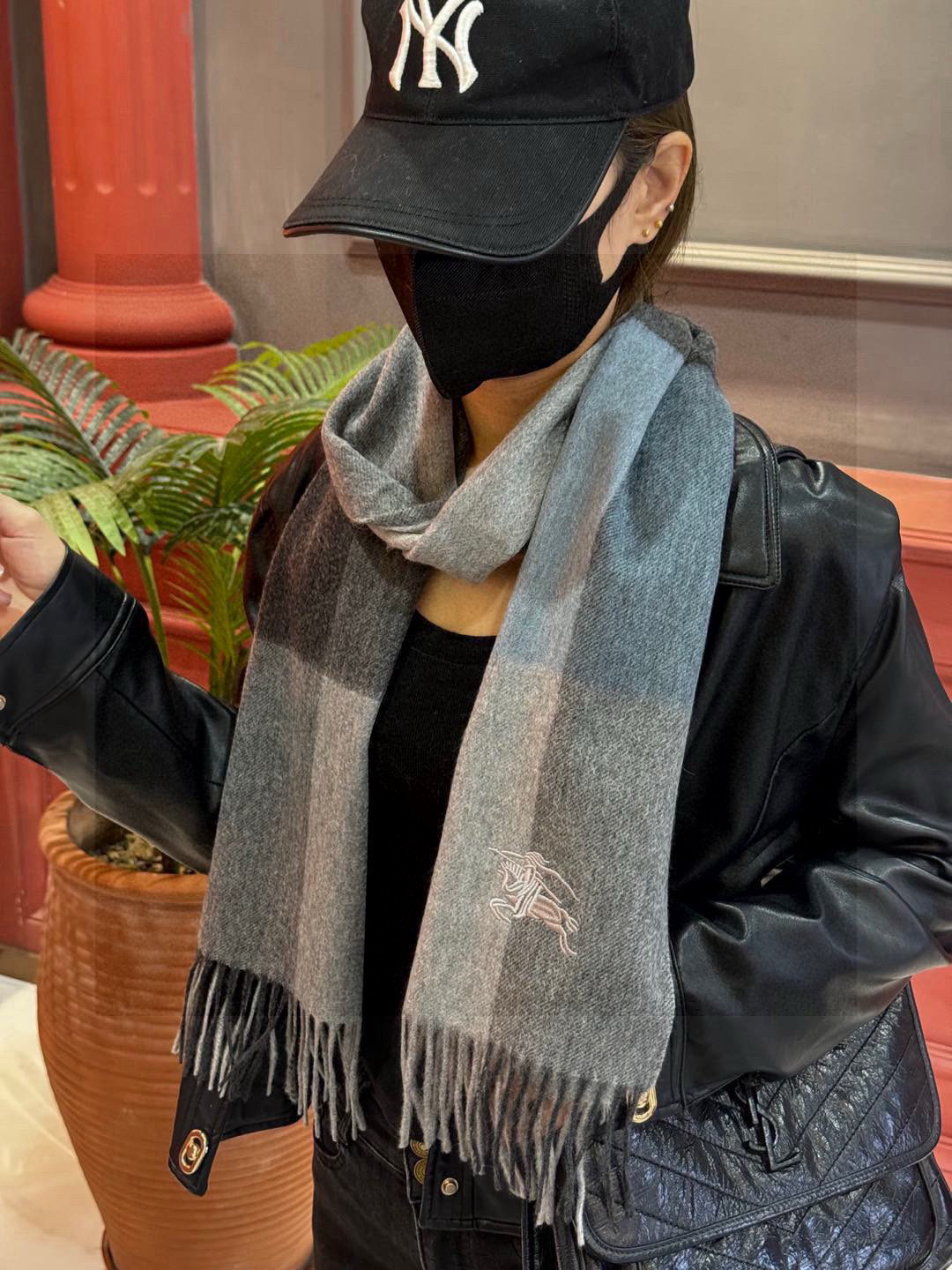   ✔️重磅推荐❗️巴宝莉 新品 ·情侣款 羊绒围巾❗️臻选上乘的山羊绒纤维，耗时耗力，再以清泉水浸泡涤