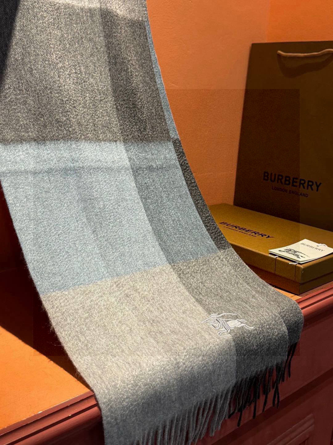   ✔️重磅推荐❗️巴宝莉 新品 ·情侣款 羊绒围巾❗️臻选上乘的山羊绒纤维，耗时耗力，再以清泉水浸泡涤