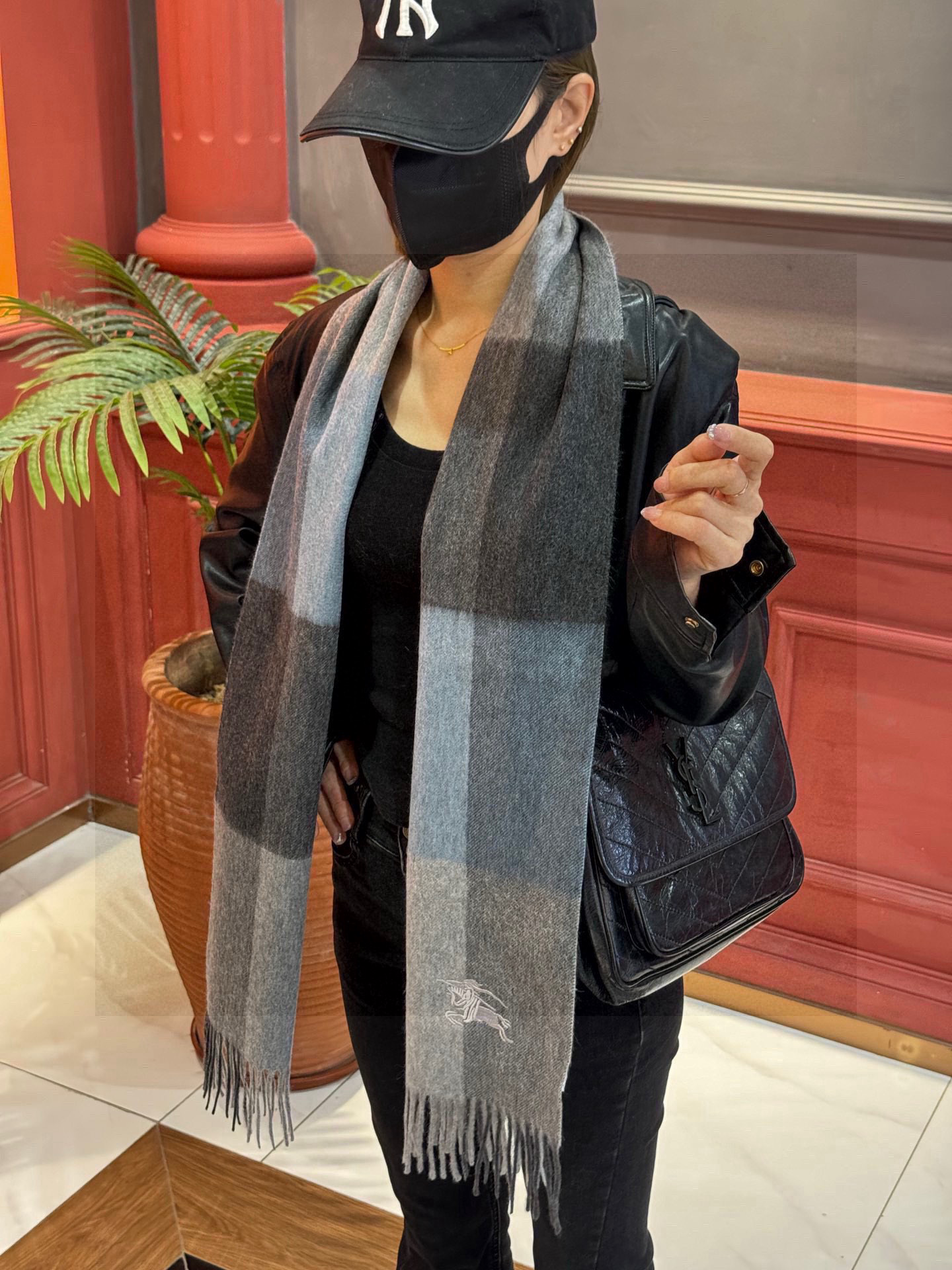   ✔️重磅推荐❗️巴宝莉 新品 ·情侣款 羊绒围巾❗️臻选上乘的山羊绒纤维，耗时耗力，再以清泉水浸泡涤