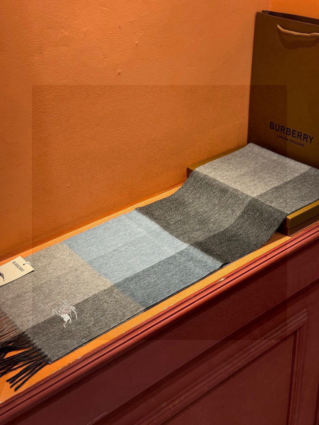   ✔️重磅推荐❗️巴宝莉 新品 ·情侣款 羊绒围巾❗️臻选上乘的山羊绒纤维，耗时耗力，再以清泉水浸泡涤