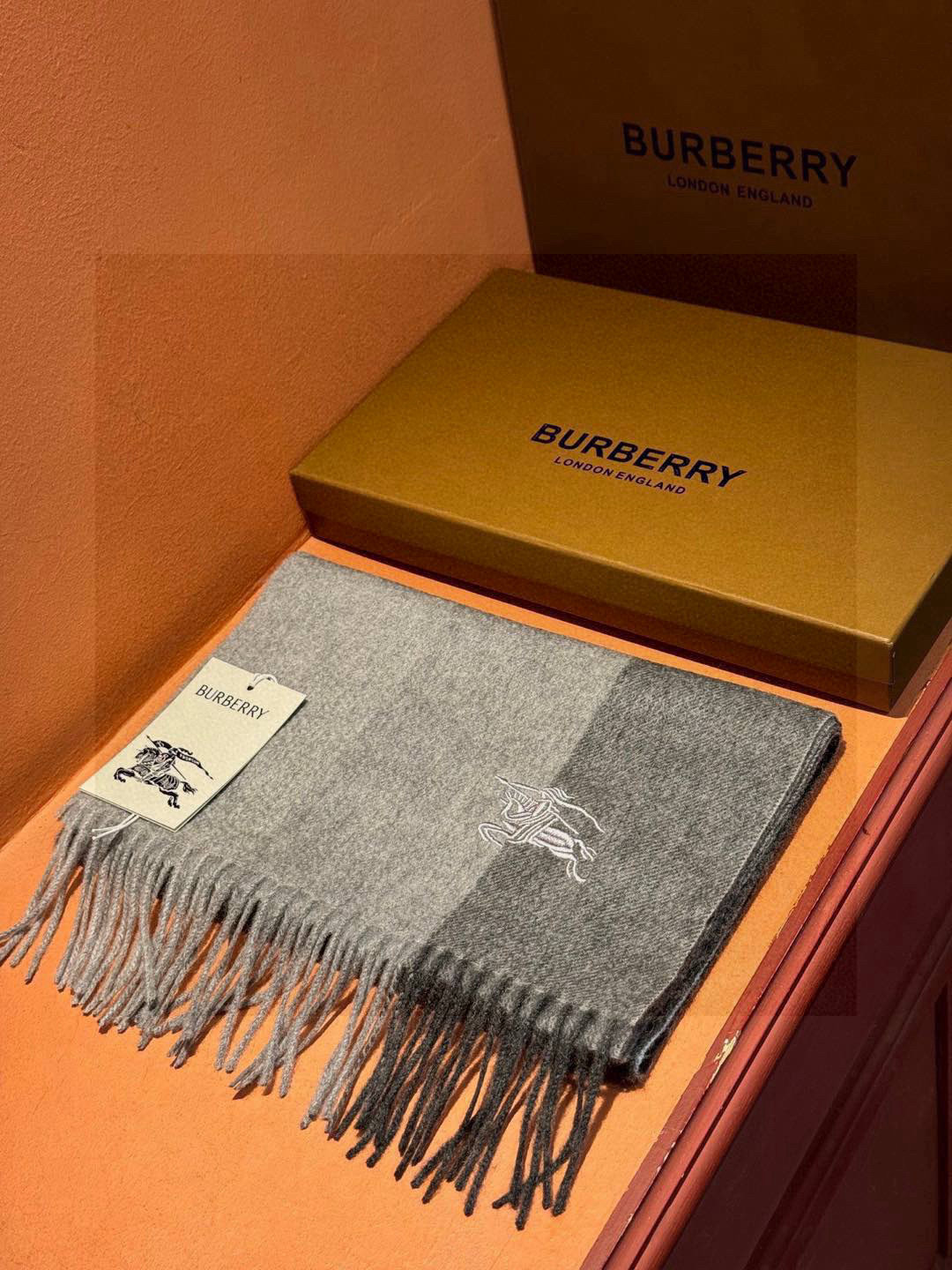   ✔️重磅推荐❗️巴宝莉 新品 ·情侣款 羊绒围巾❗️臻选上乘的山羊绒纤维，耗时耗力，再以清泉水浸泡涤