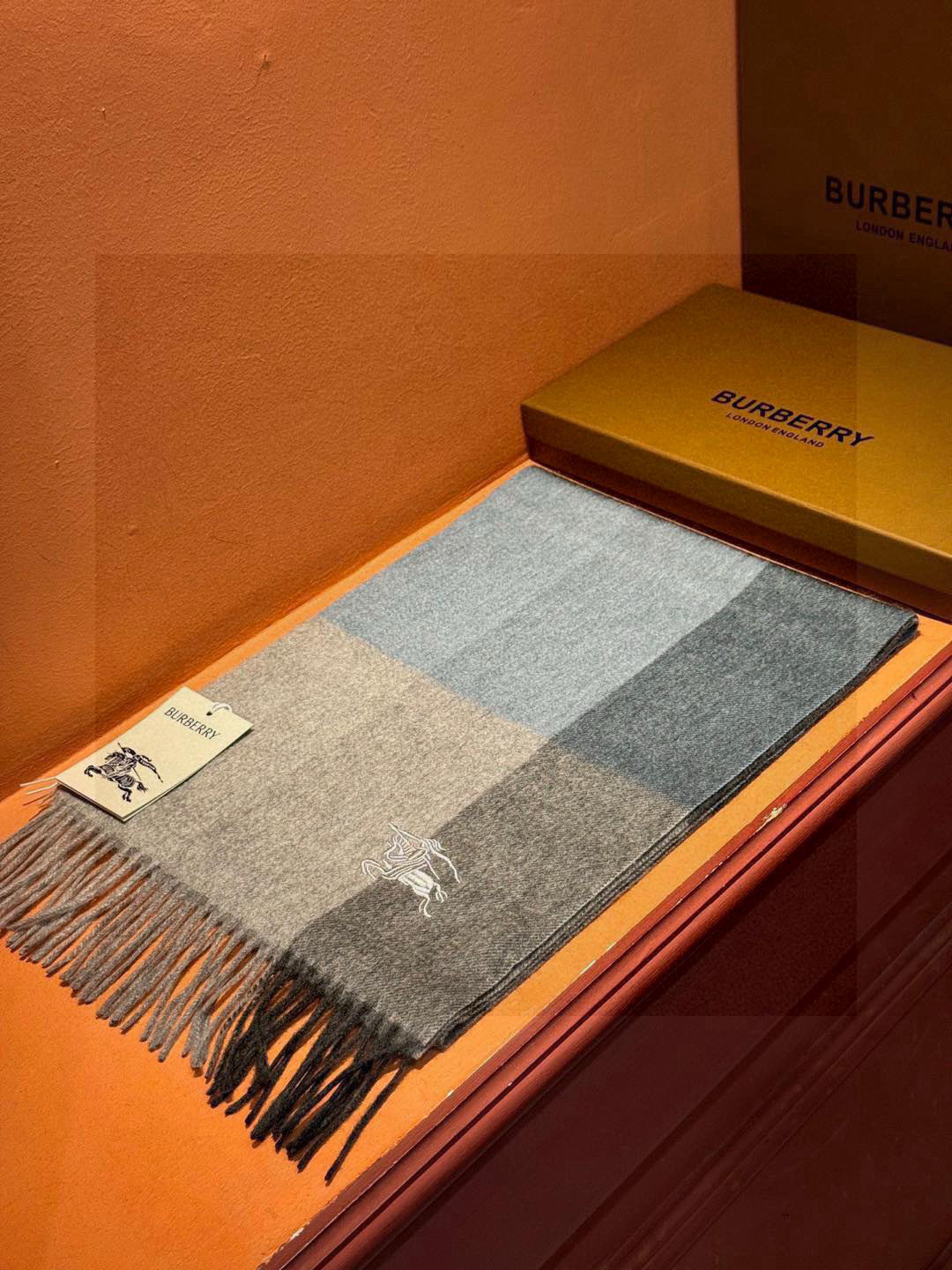   ✔️重磅推荐❗️巴宝莉 新品 ·情侣款 羊绒围巾❗️臻选上乘的山羊绒纤维，耗时耗力，再以清泉水浸泡涤