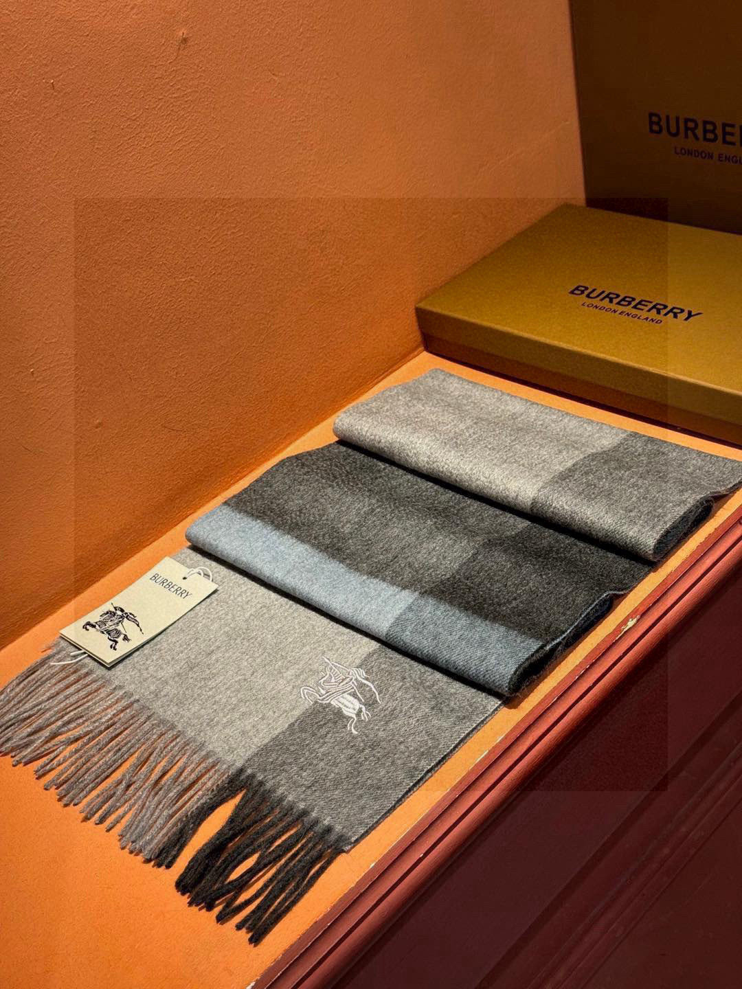   ✔️重磅推荐❗️巴宝莉 新品 ·情侣款 羊绒围巾❗️臻选上乘的山羊绒纤维，耗时耗力，再以清泉水浸泡涤