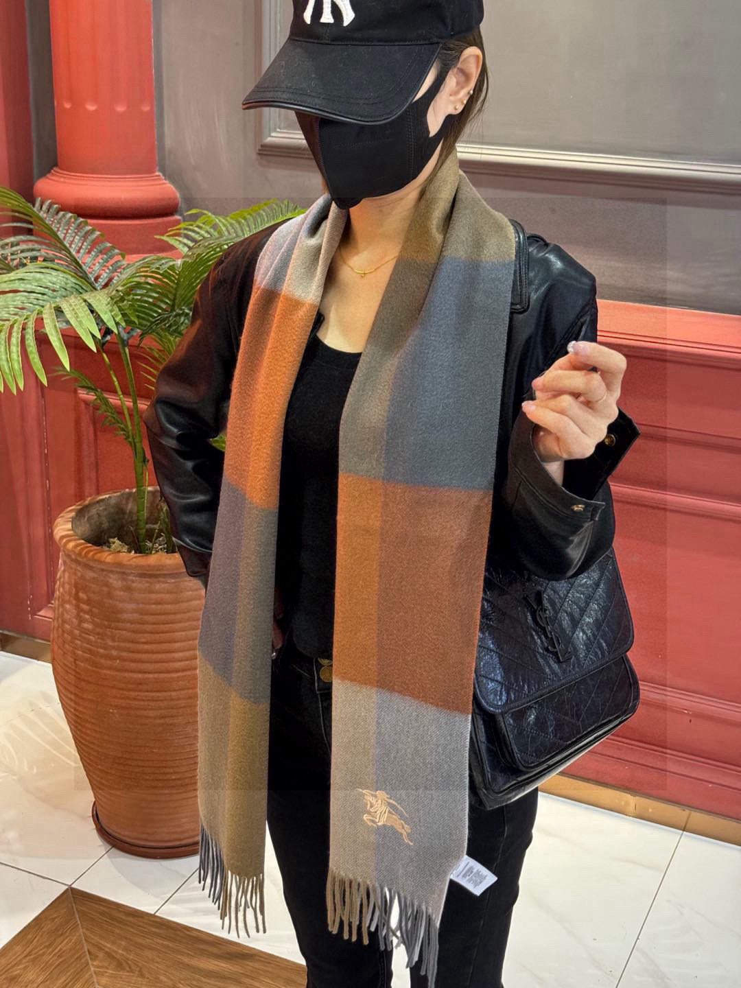   ✔️重磅推荐❗️巴宝莉 新品 ·情侣款 羊绒围巾❗️臻选上乘的山羊绒纤维，耗时耗力，再以清泉水浸泡涤