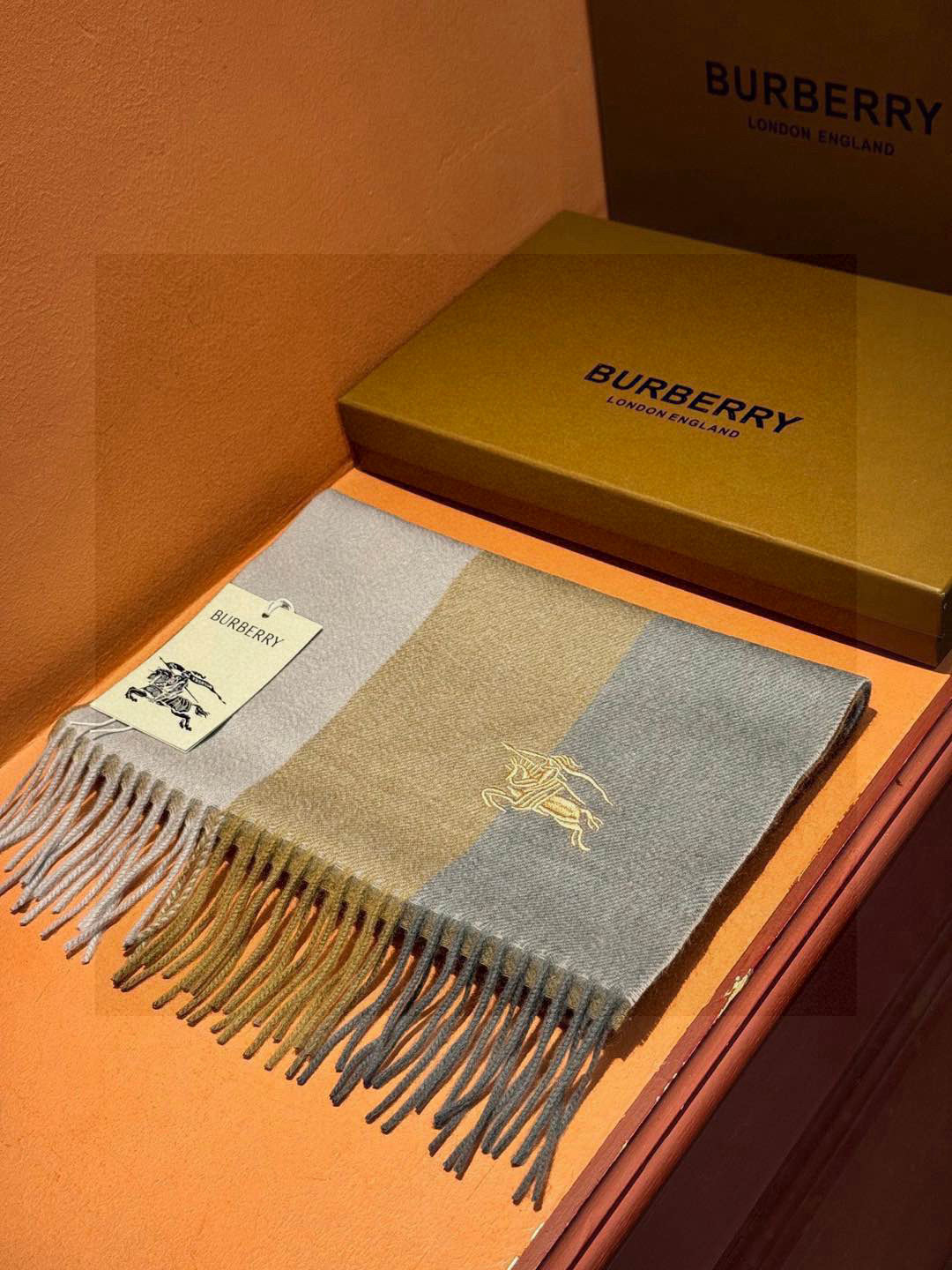   ✔️重磅推荐❗️巴宝莉 新品 ·情侣款 羊绒围巾❗️臻选上乘的山羊绒纤维，耗时耗力，再以清泉水浸泡涤