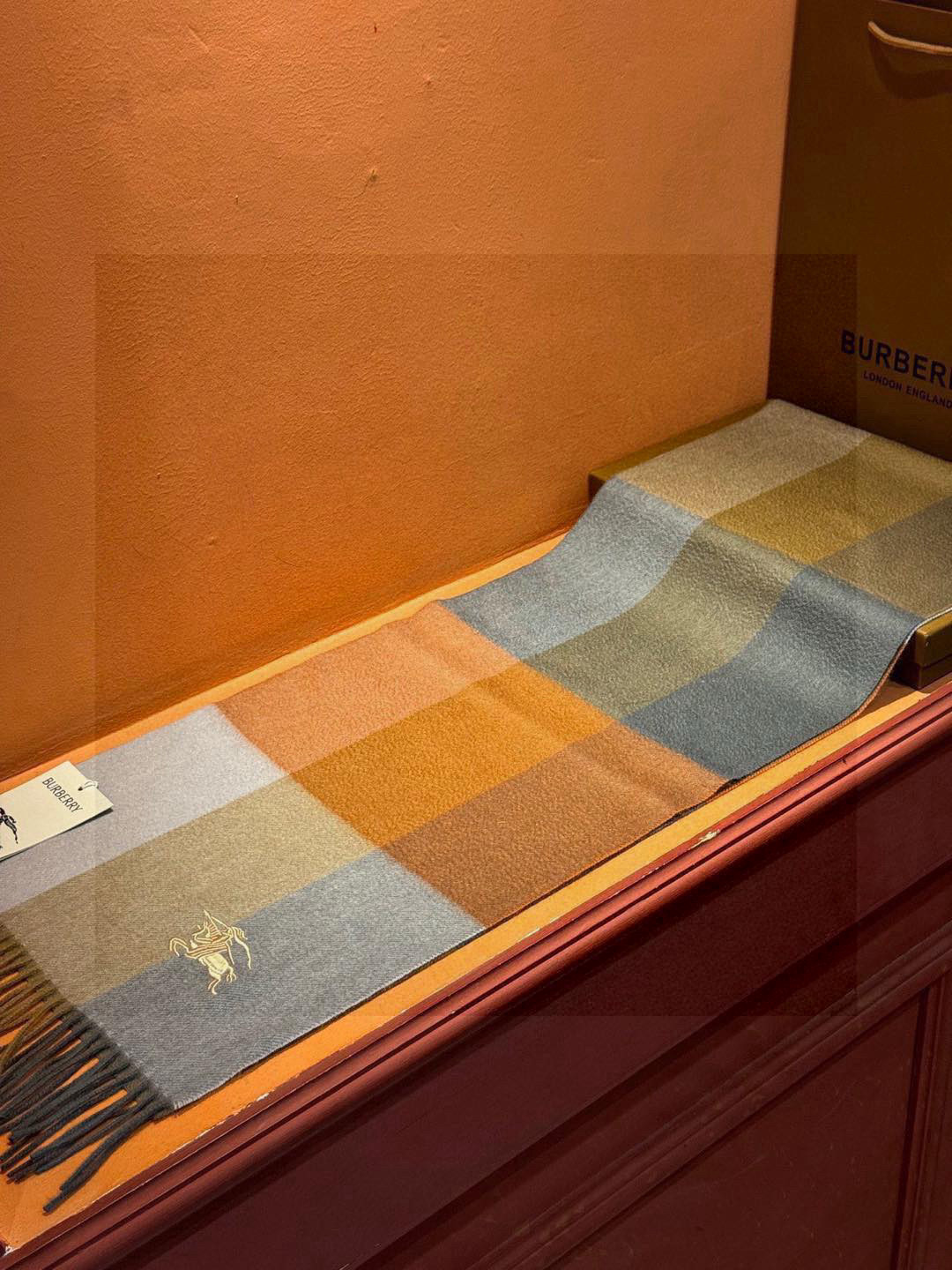   ✔️重磅推荐❗️巴宝莉 新品 ·情侣款 羊绒围巾❗️臻选上乘的山羊绒纤维，耗时耗力，再以清泉水浸泡涤