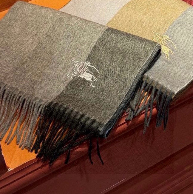   ✔️重磅推荐❗️巴宝莉 新品 ·情侣款 羊绒围巾❗️臻选上乘的山羊绒纤维，耗时耗力，再以清泉水浸泡涤