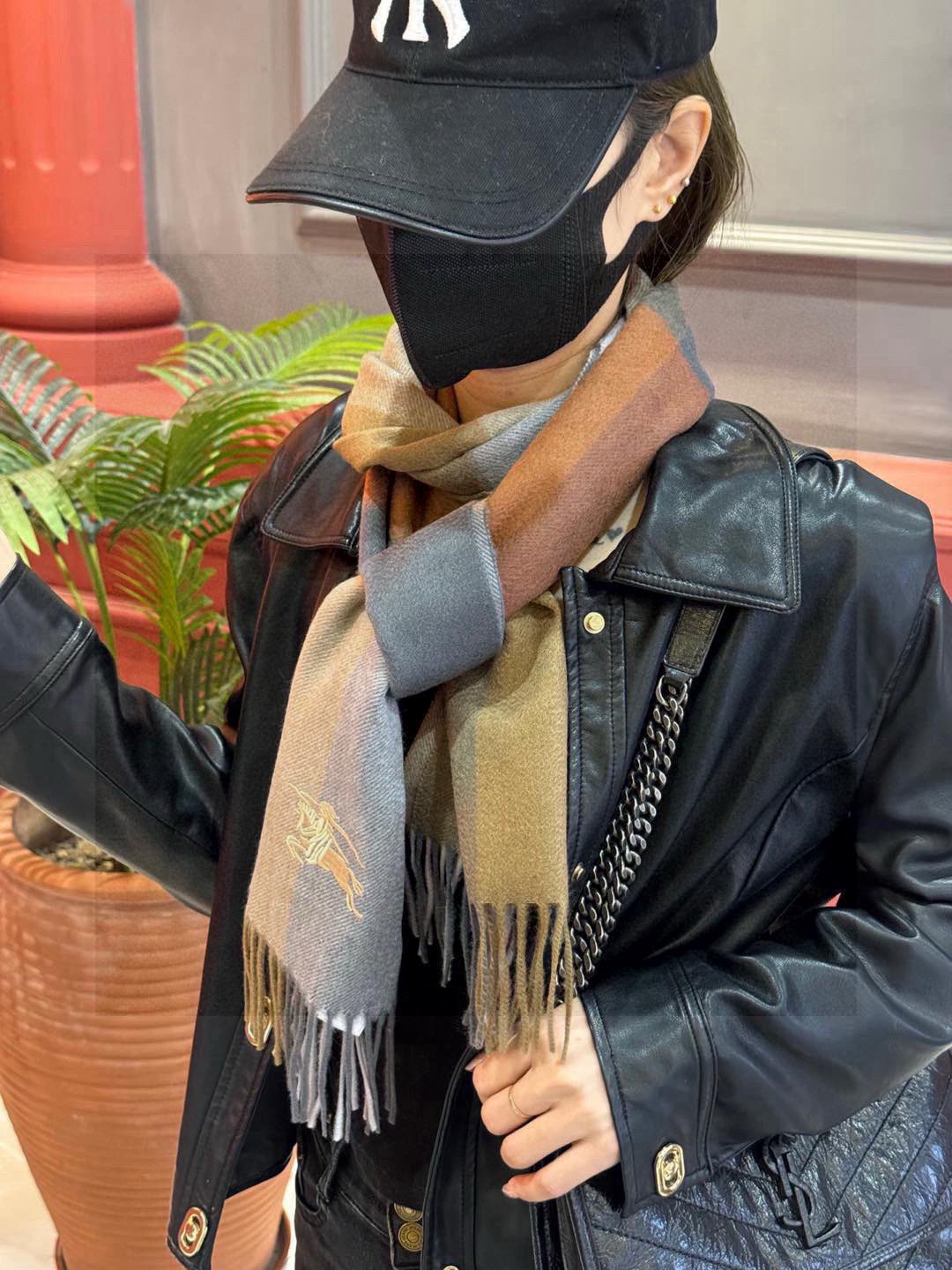   ✔️重磅推荐❗️巴宝莉 新品 ·情侣款 羊绒围巾❗️臻选上乘的山羊绒纤维，耗时耗力，再以清泉水浸泡涤