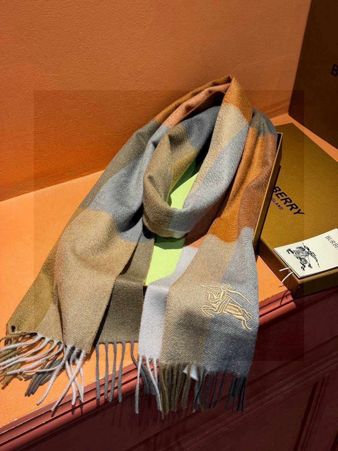   ✔️重磅推荐❗️巴宝莉 新品 ·情侣款 羊绒围巾❗️臻选上乘的山羊绒纤维，耗时耗力，再以清泉水浸泡涤