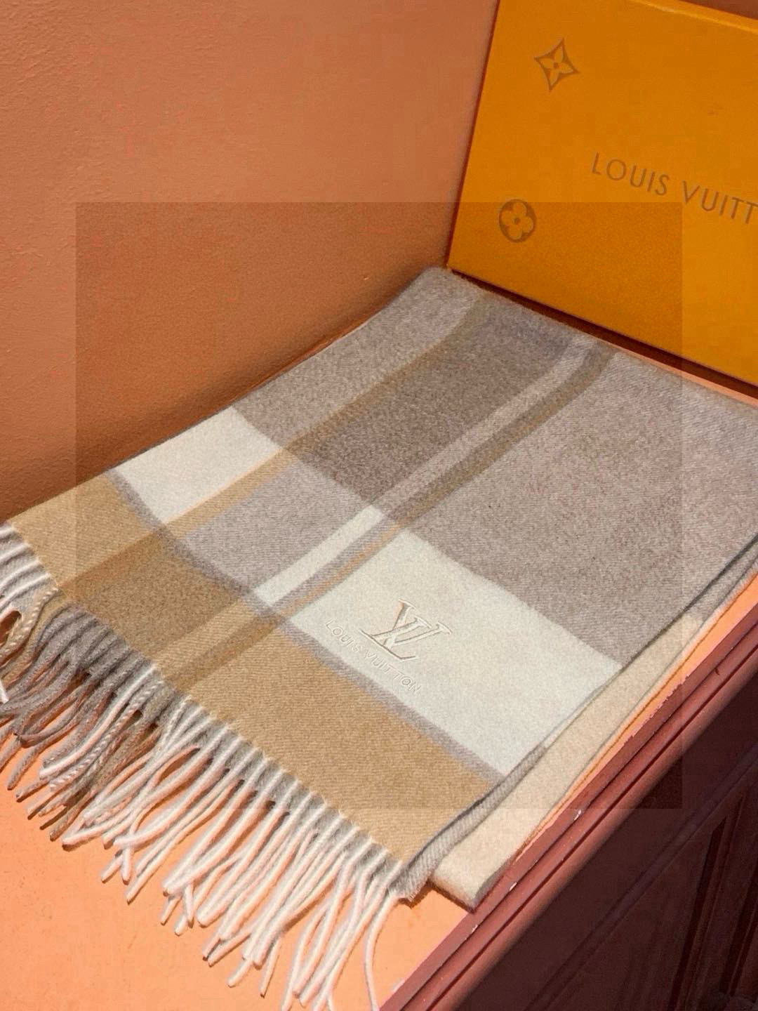   ✔️重磅推荐❗️LV 新品 ·情侣款 羊绒围巾❗️臻选上乘的山羊绒纤维，耗时耗力，再以清泉水浸泡涤荡