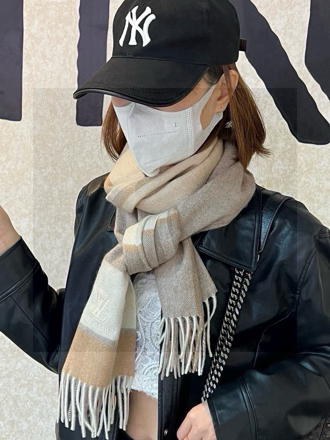   ✔️重磅推荐❗️LV 新品 ·情侣款 羊绒围巾❗️臻选上乘的山羊绒纤维，耗时耗力，再以清泉水浸泡涤荡