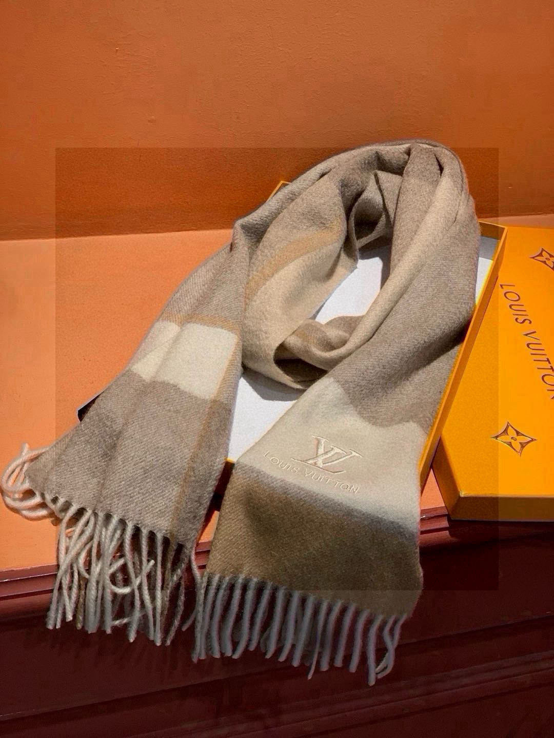   ✔️重磅推荐❗️LV 新品 ·情侣款 羊绒围巾❗️臻选上乘的山羊绒纤维，耗时耗力，再以清泉水浸泡涤荡