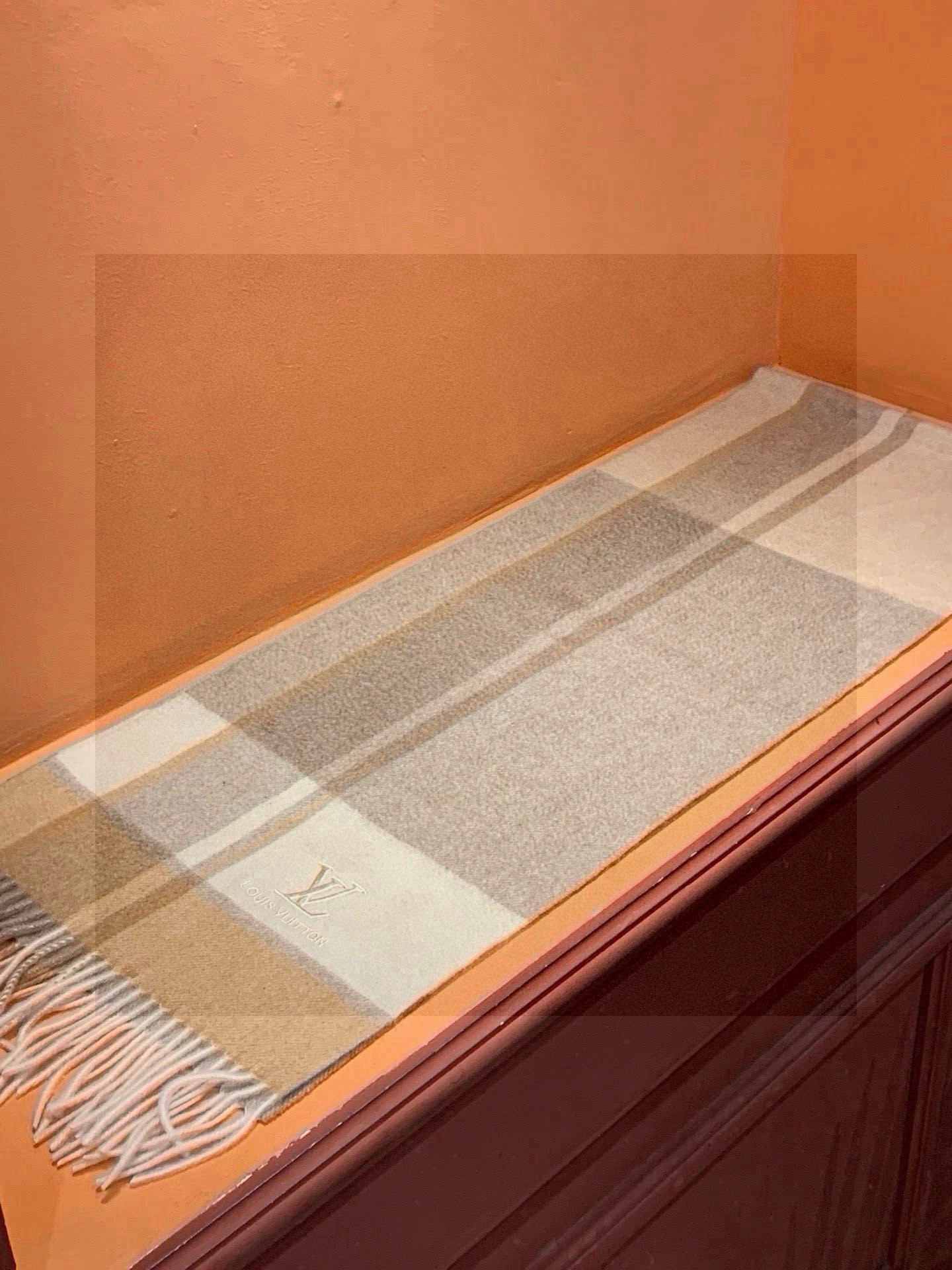   ✔️重磅推荐❗️LV 新品 ·情侣款 羊绒围巾❗️臻选上乘的山羊绒纤维，耗时耗力，再以清泉水浸泡涤荡