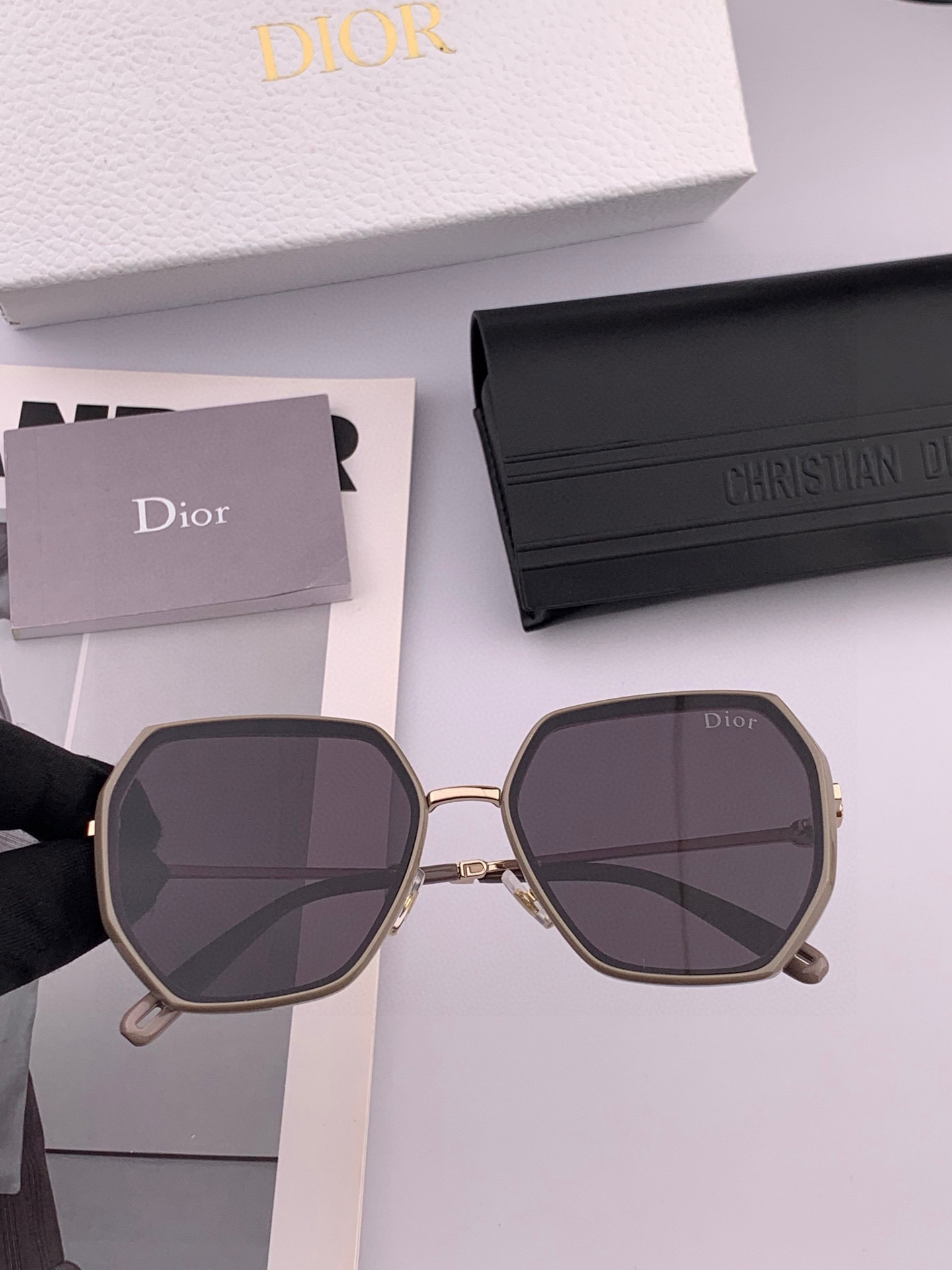   【DIOR】2025新款潮流爆款 时尚方框太阳镜 佩戴舒适 网红潮款墨镜  女士高清加厚偏光太阳镜🕶