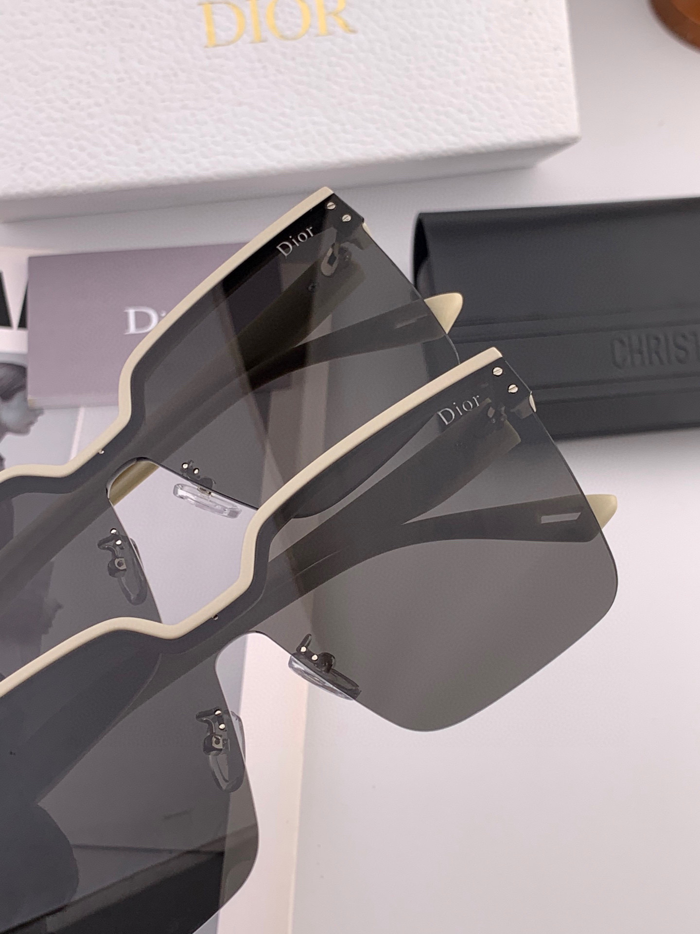 🔺 【DIOR尼龙偏光连体太阳镜】2025开春新款 潮流爆款 时尚方框偏光太阳镜 高品质 佩戴舒适 网红