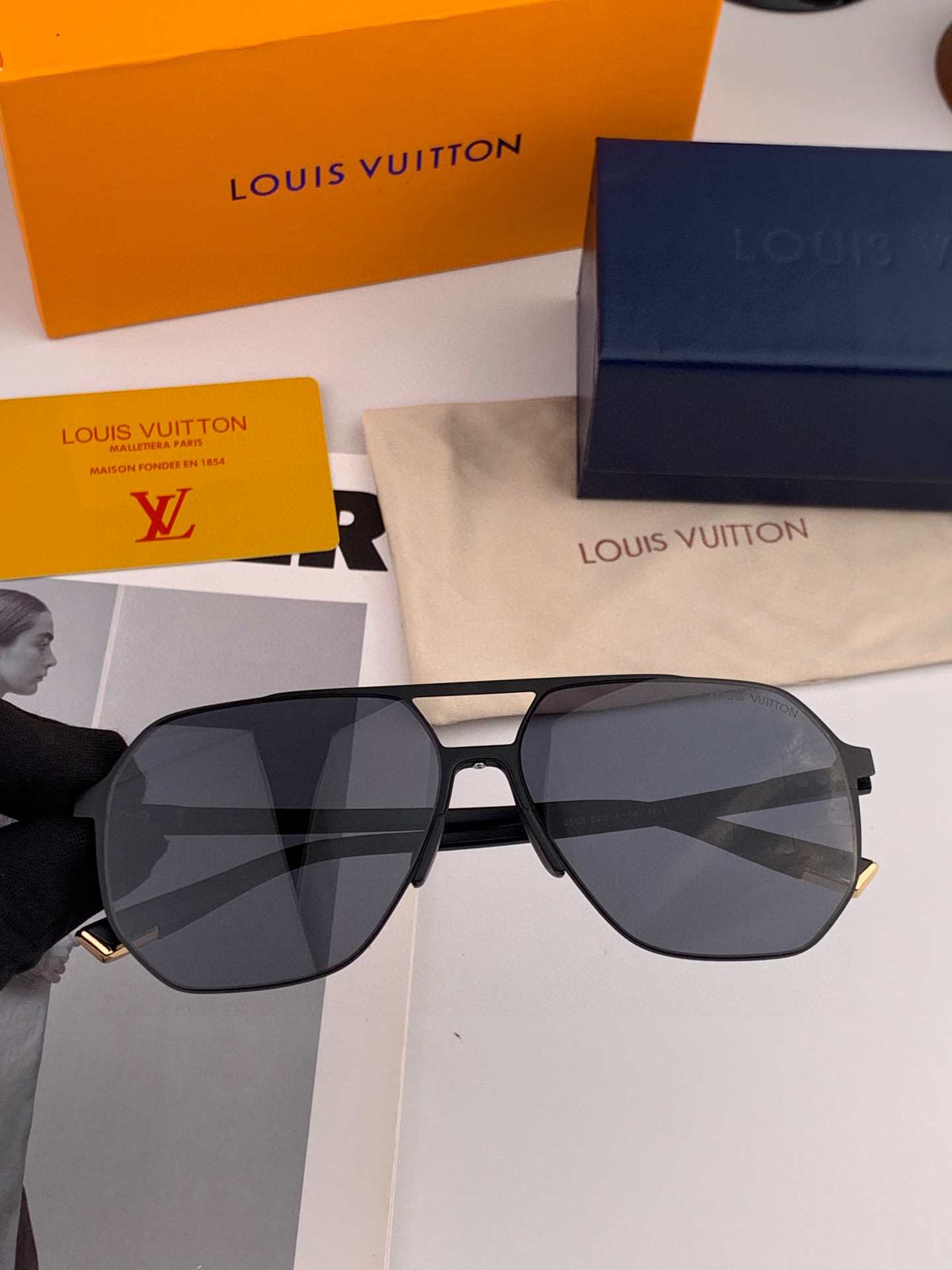       LV 男款炫彩飞行员偏光太阳镜 ❤️材质：高清尼龙加厚卡槽高清偏光镜片 🌹无边框镜架💕颜👍型