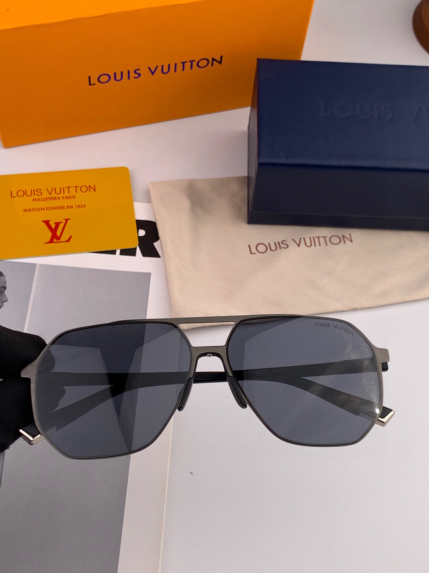       LV 男款炫彩飞行员偏光太阳镜 ❤️材质：高清尼龙加厚卡槽高清偏光镜片 🌹无边框镜架💕颜👍型