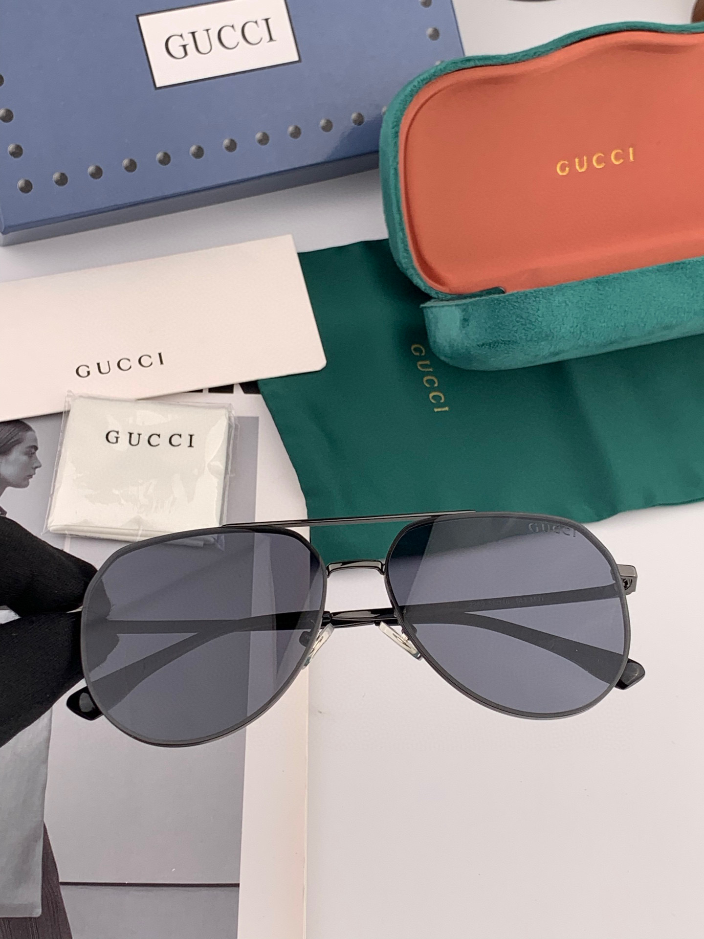        GUCCI 男款炫彩飞行员偏光太阳镜 ❤️材质：高清尼龙加厚卡槽高清偏光镜片 🌹无边框镜架