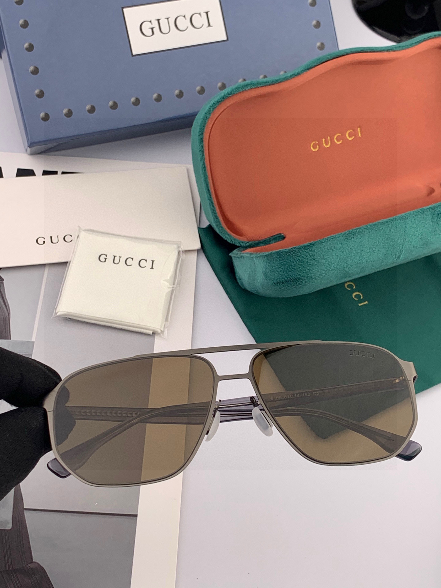        GUCCI 男款炫彩飞行员偏光太阳镜 ❤️材质：高清尼龙加厚卡槽高清偏光镜片 🌹无边框镜架