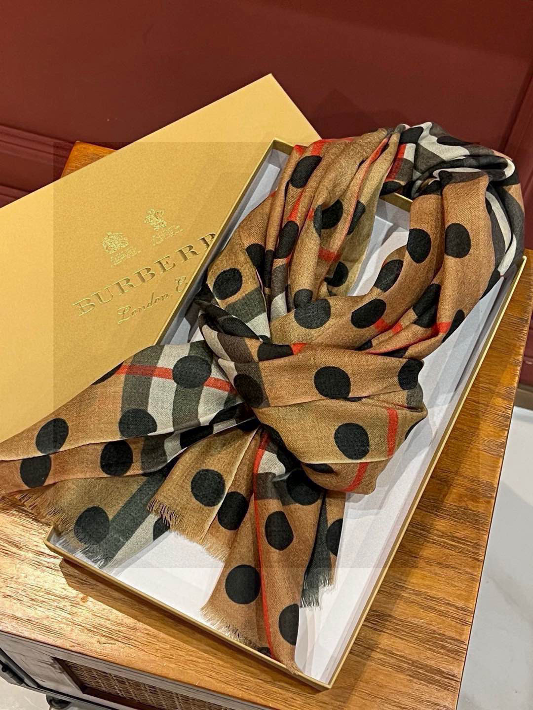  巴宝莉 官网最最新款 💟 度假及日常都非常好搭配的款😍订单私流   一看到就想去度假‼️平时穿搭也非常