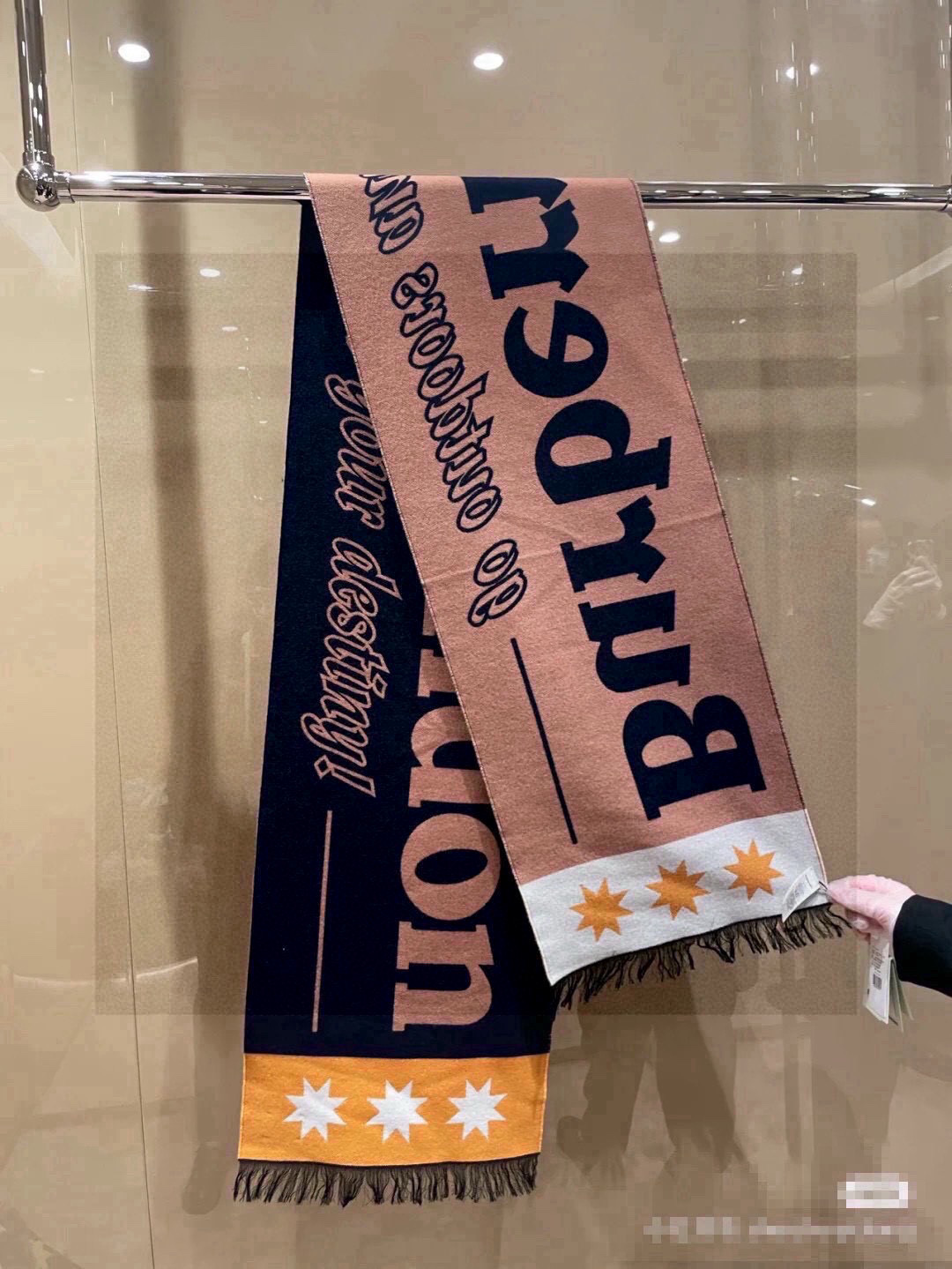  【柜姐实拍】揭秘这款为何能出道既是巅峰！
这么好看的风格谁能拒绝！丝毛质地！最经典的斜纹织造工艺！垂坠