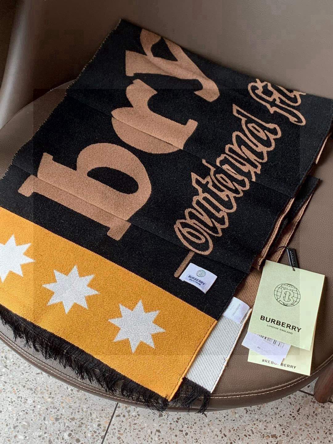  【柜姐实拍】揭秘这款为何能出道既是巅峰！
这么好看的风格谁能拒绝！丝毛质地！最经典的斜纹织造工艺！垂坠