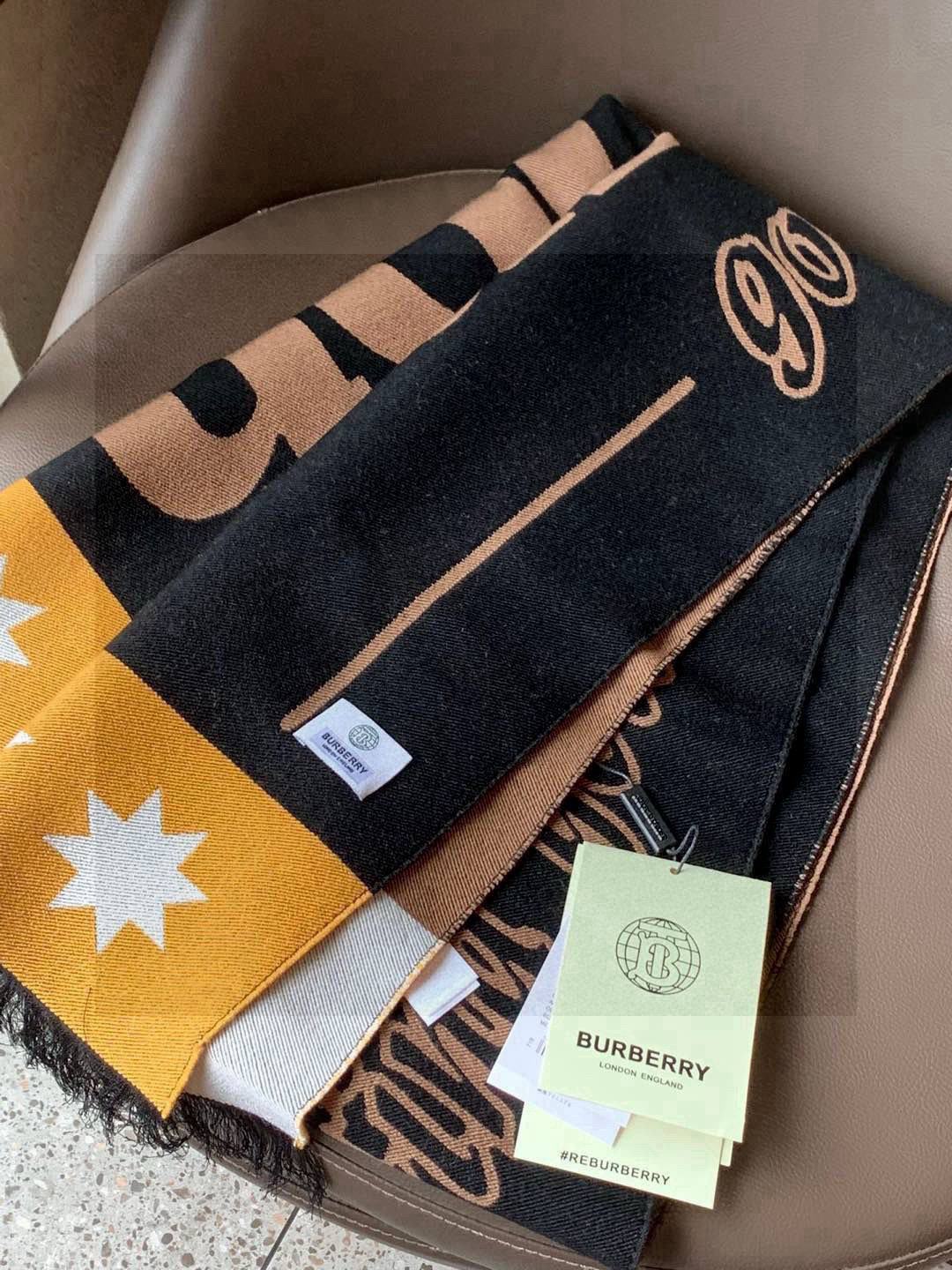  【柜姐实拍】揭秘这款为何能出道既是巅峰！
这么好看的风格谁能拒绝！丝毛质地！最经典的斜纹织造工艺！垂坠